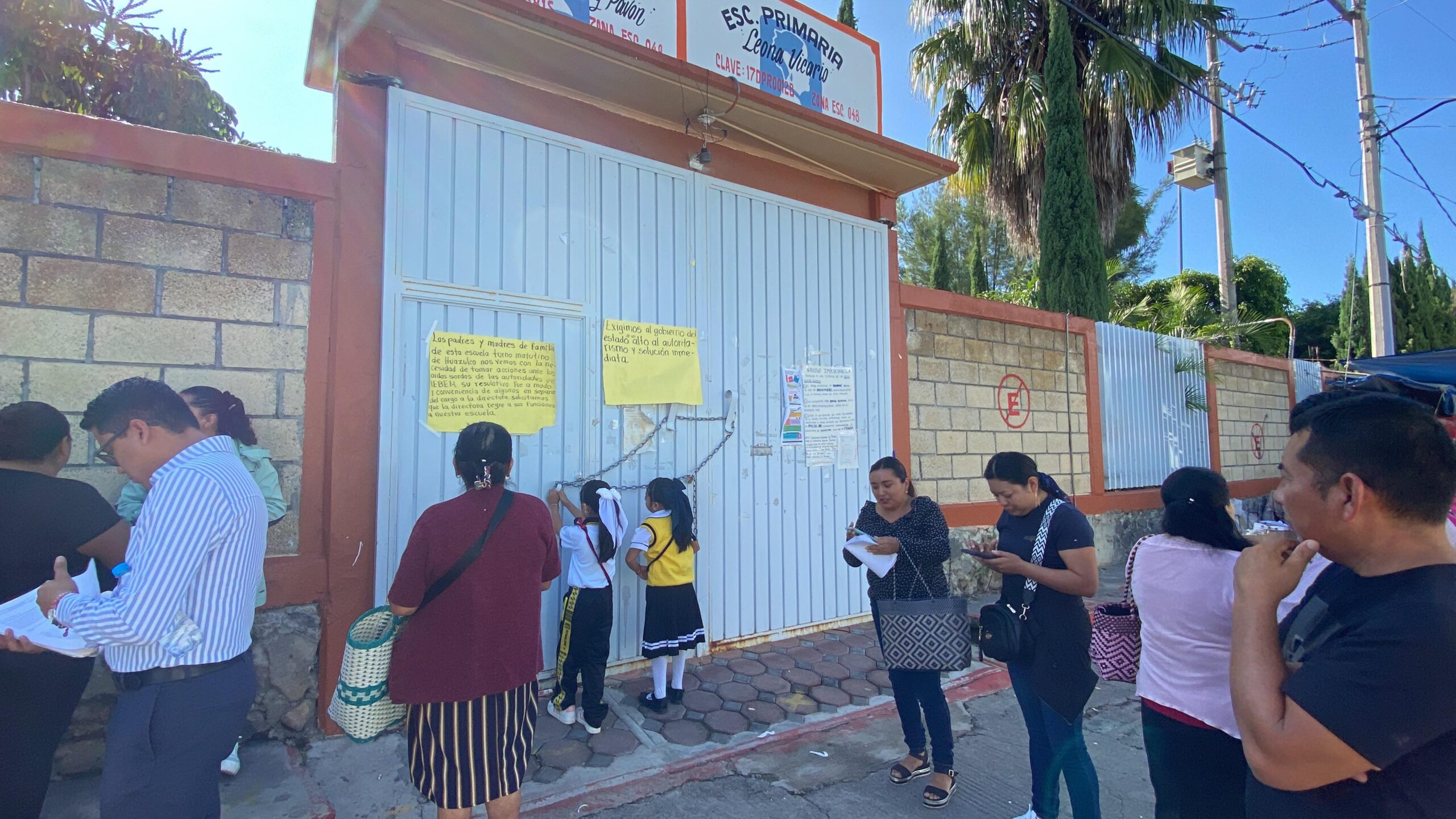 Exigen reinstalación de directora de Escuela Primaria en Huazulco