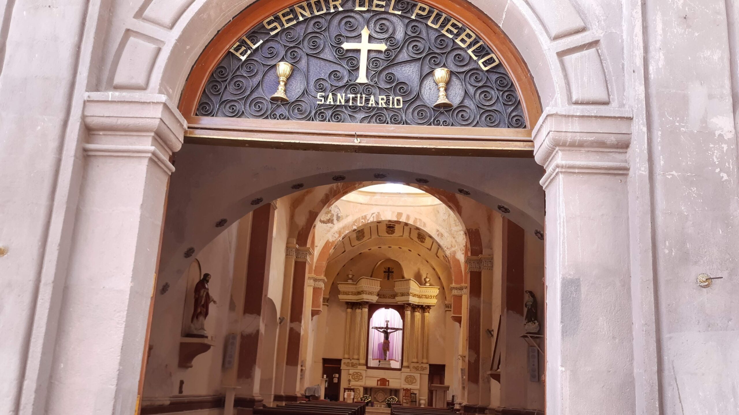 Restauran iglesia de El Señor del Pueblo con aportaciones de los feligreses