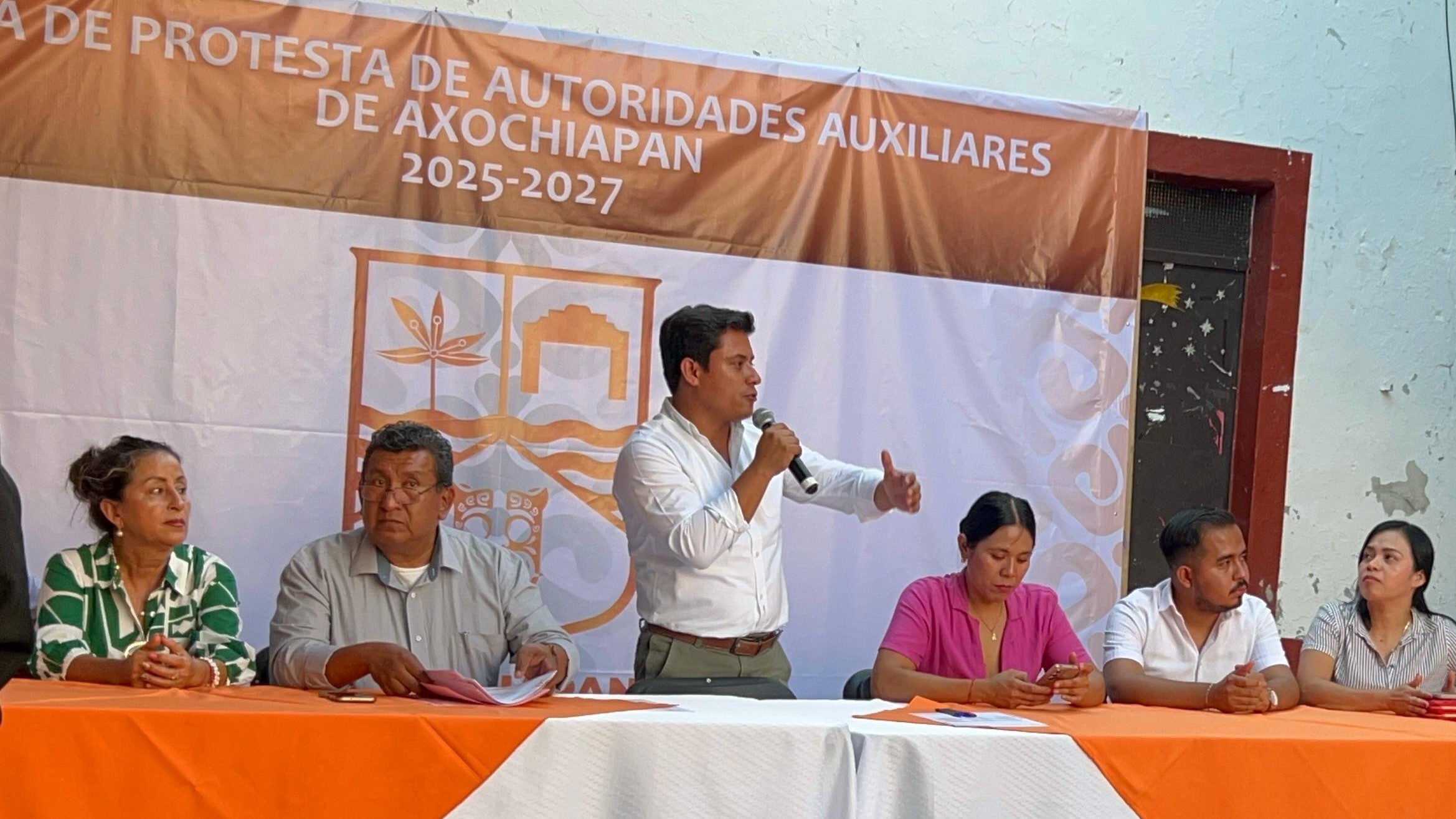 Marco Cuate toma protesta a nuevos ayudantes municipales de Axochiapan