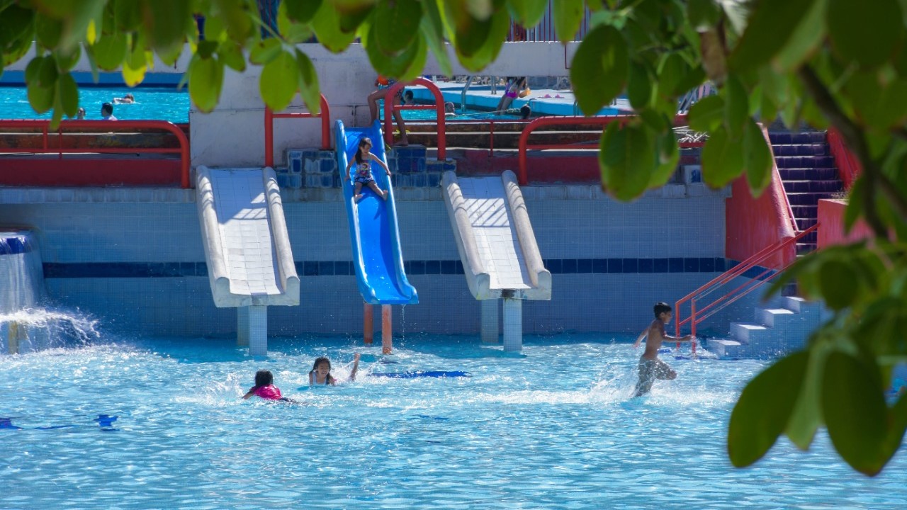 Altas temperaturas atraen a visitantes a Agua Hedionda