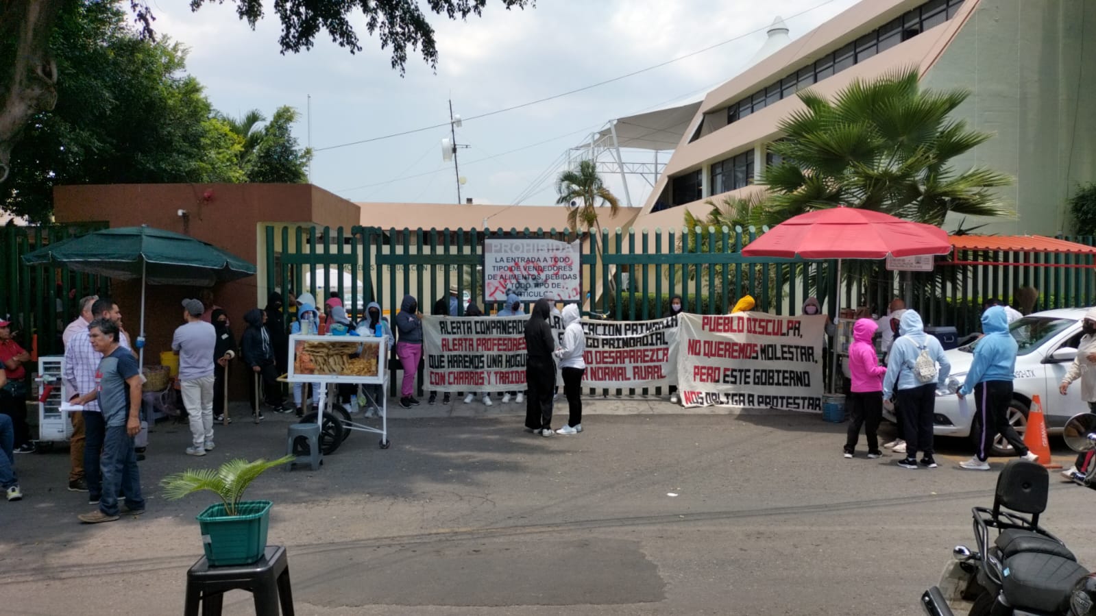Nuevamente protestan normalistas de Amilcingo en el IEBEM