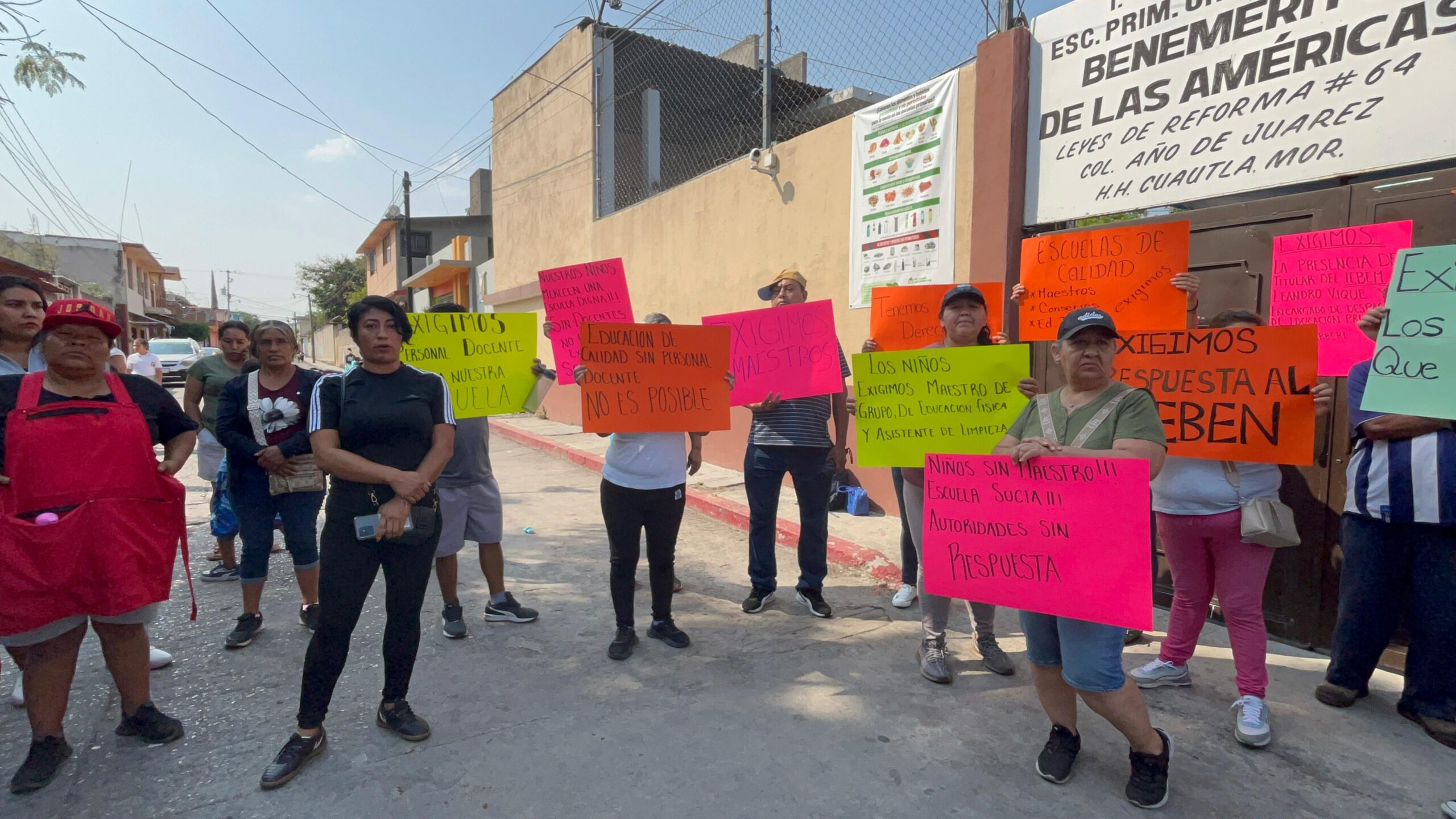 Padres de familia de escuela Benemérito de las Americas exigen docentes