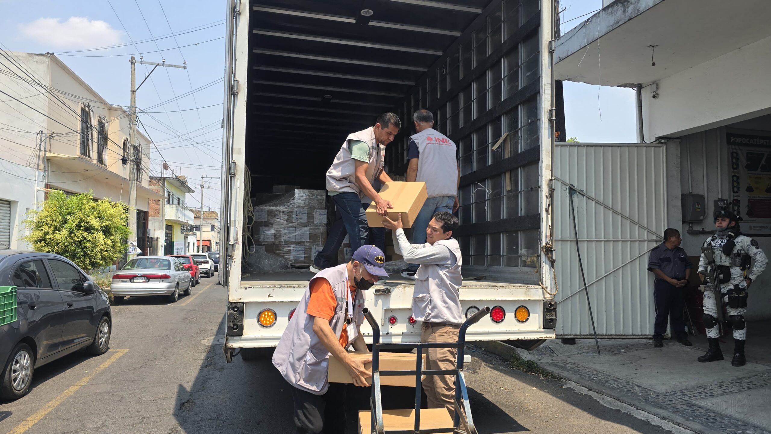 Arriban a la junta local del INE en Cuautla material custodiado por fuerzas federales