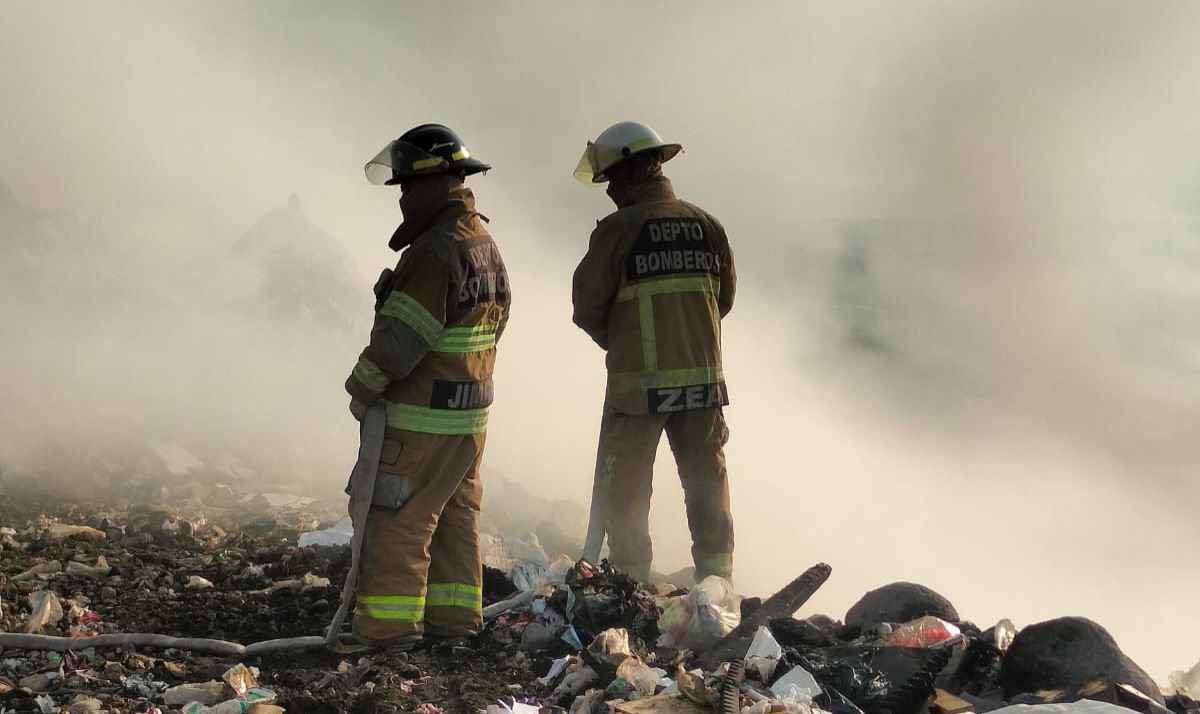 Bomberos de Cuautla, PC estatal y municipios vecinos ayudan a controlar incendio de relleno