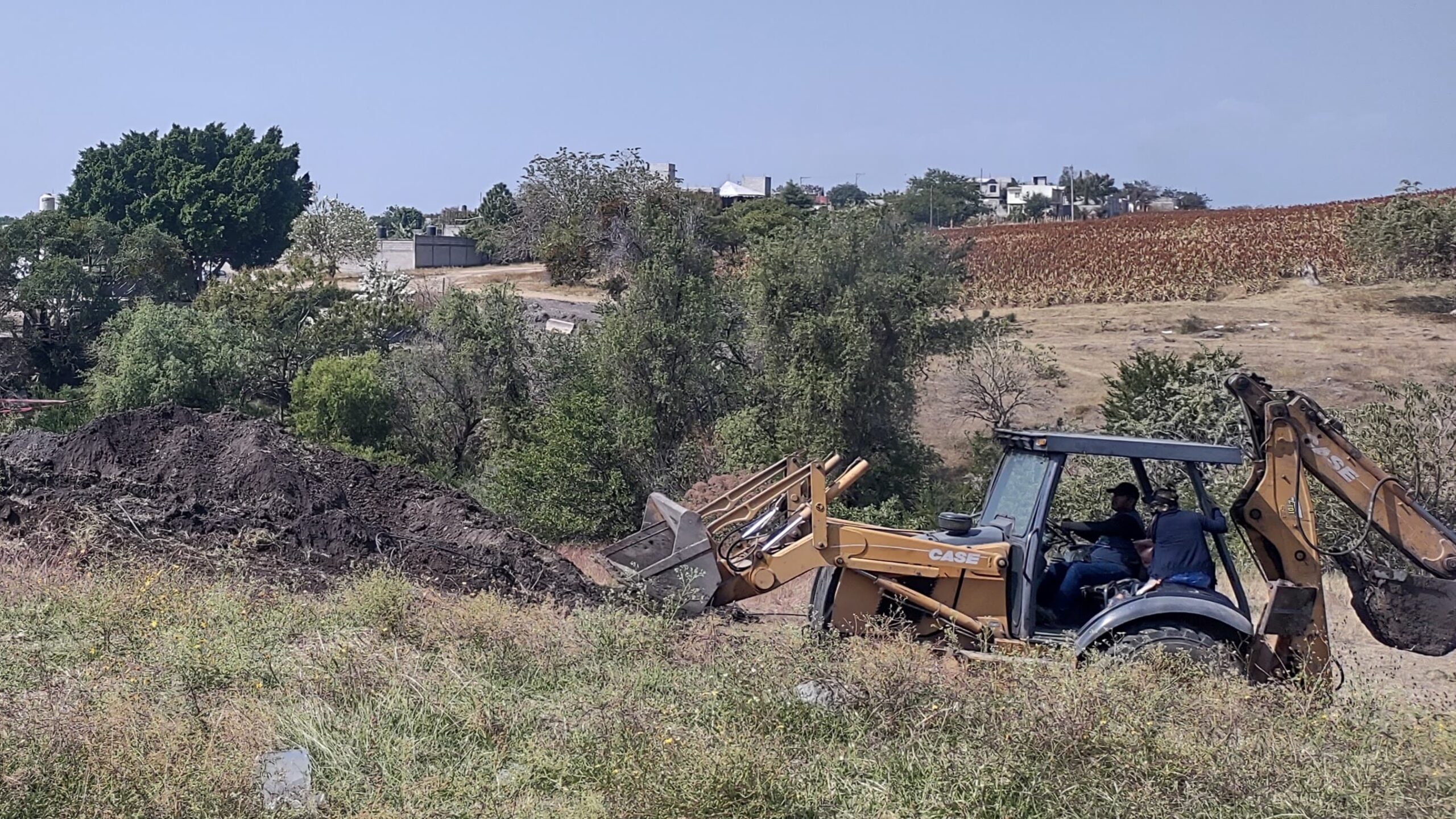 Se rehabilitan caminos de saca en Jonacatepec