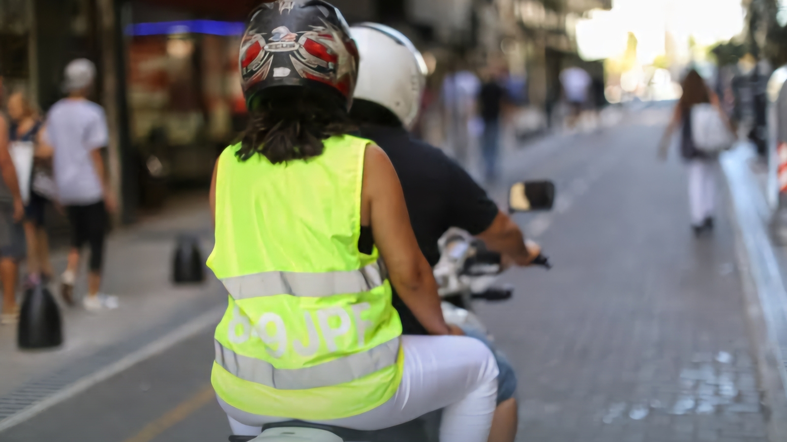 Necesario qué motociclistas porten chaleco reflejante