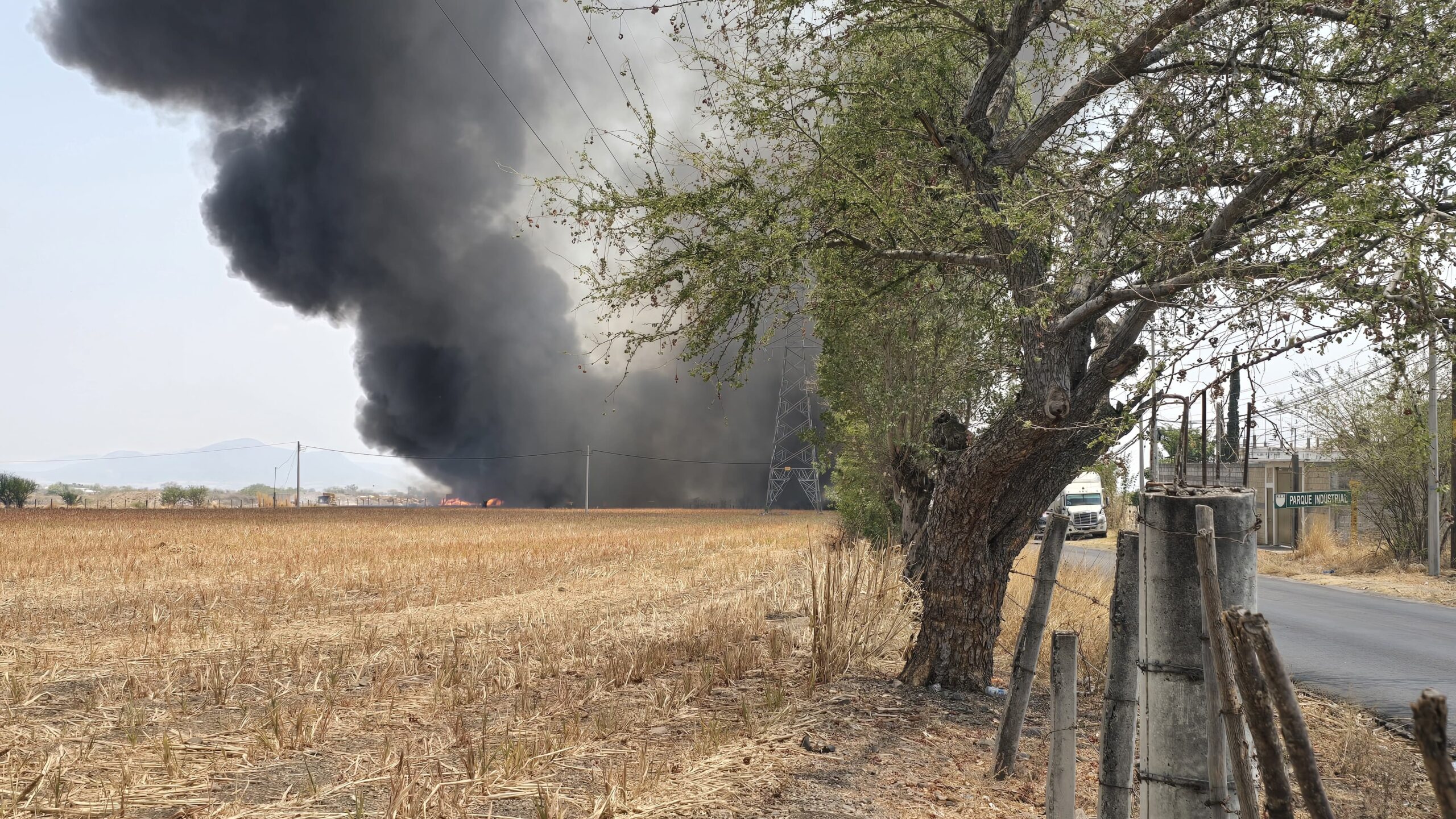 Atiende PC Ayala incendio en bodega de madera