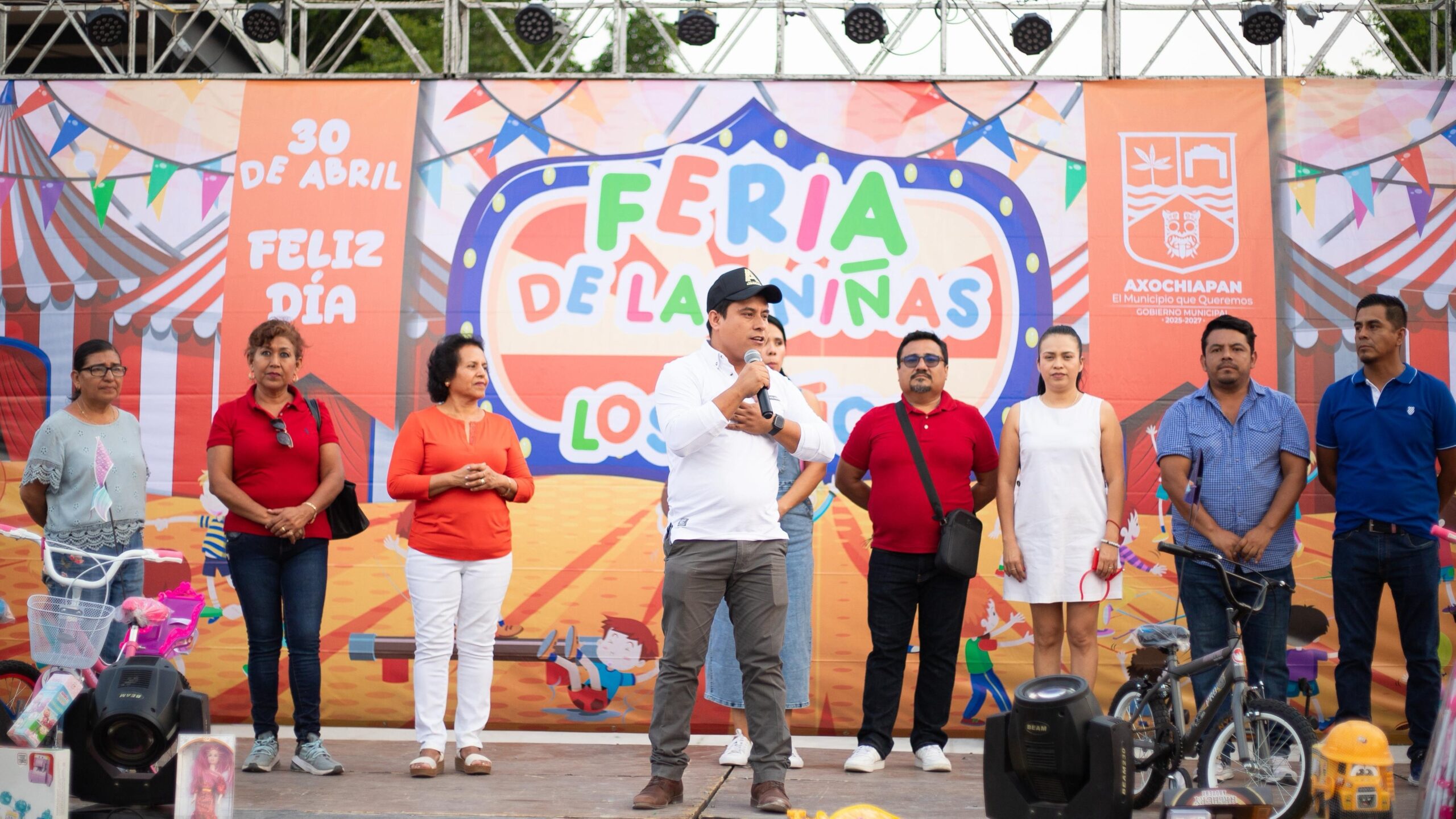 Celebra Marco Cuate a niñas y niños de Axochiapan