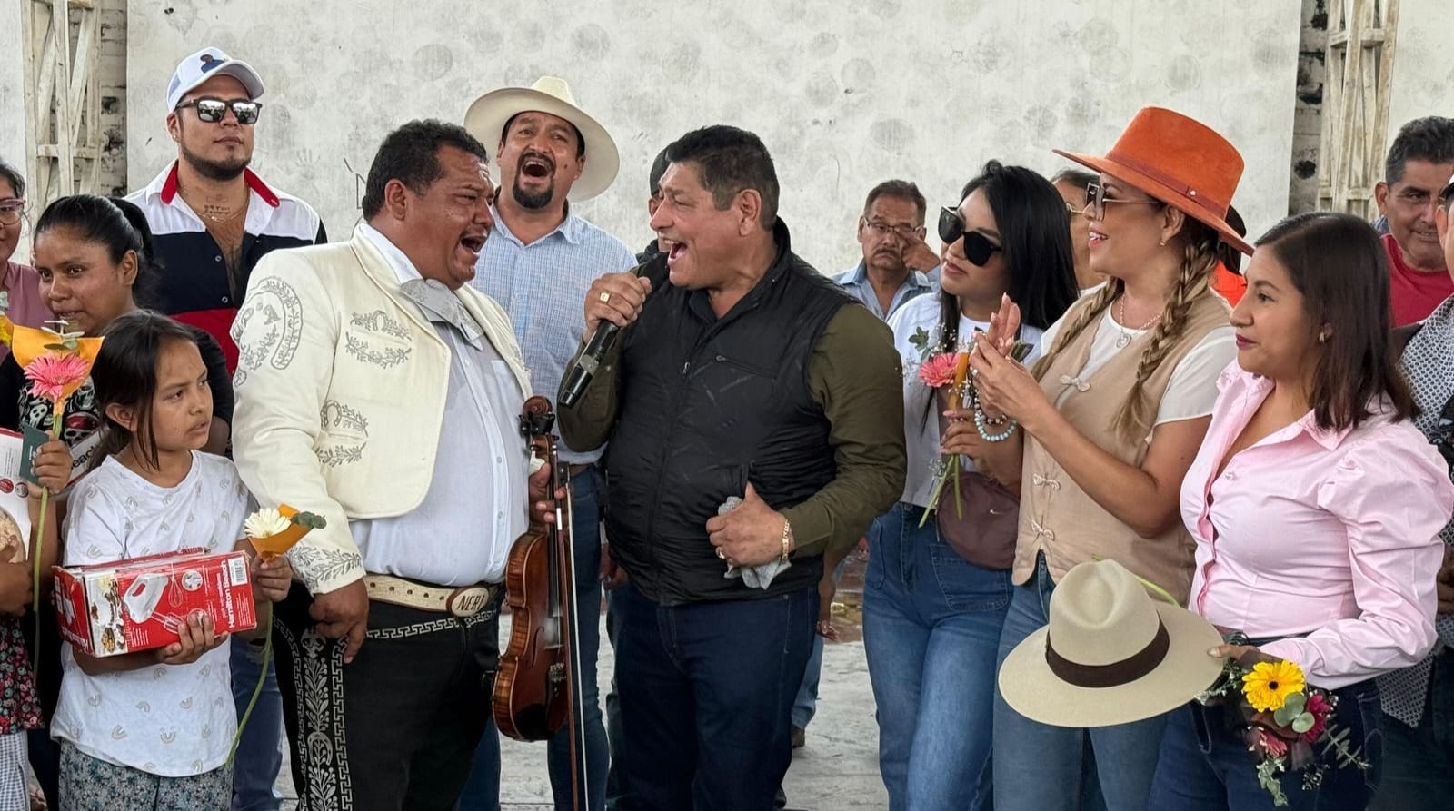Jesús Corona celebra a las mamás en la Alameda