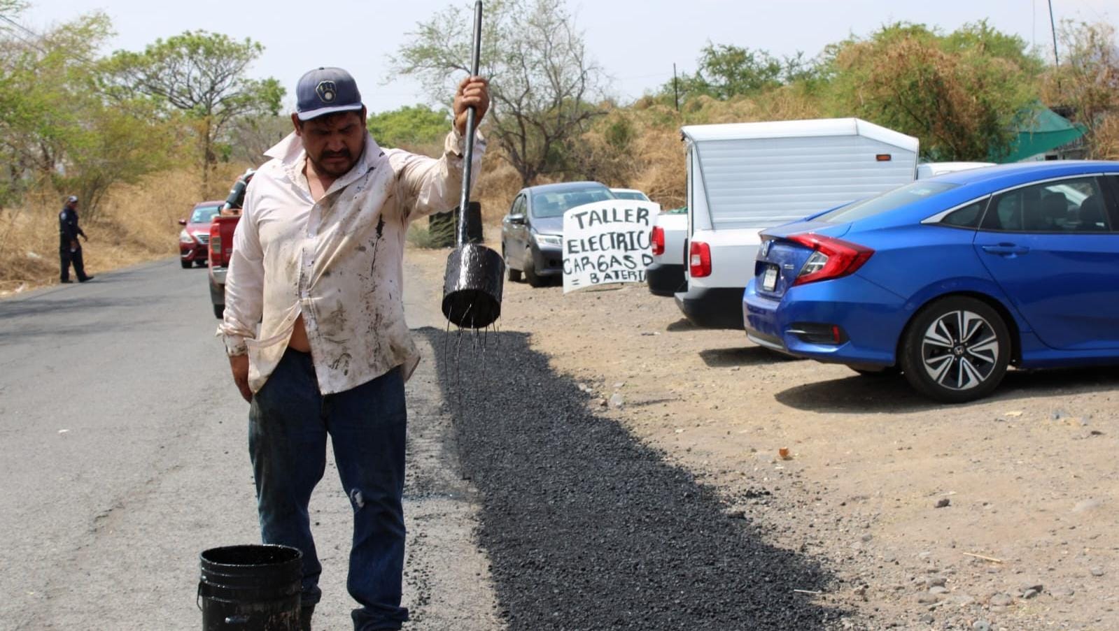 Inicia Israel Andrade Zavala rehabilitación de carretera en Tetelilla en Jonacatepec
