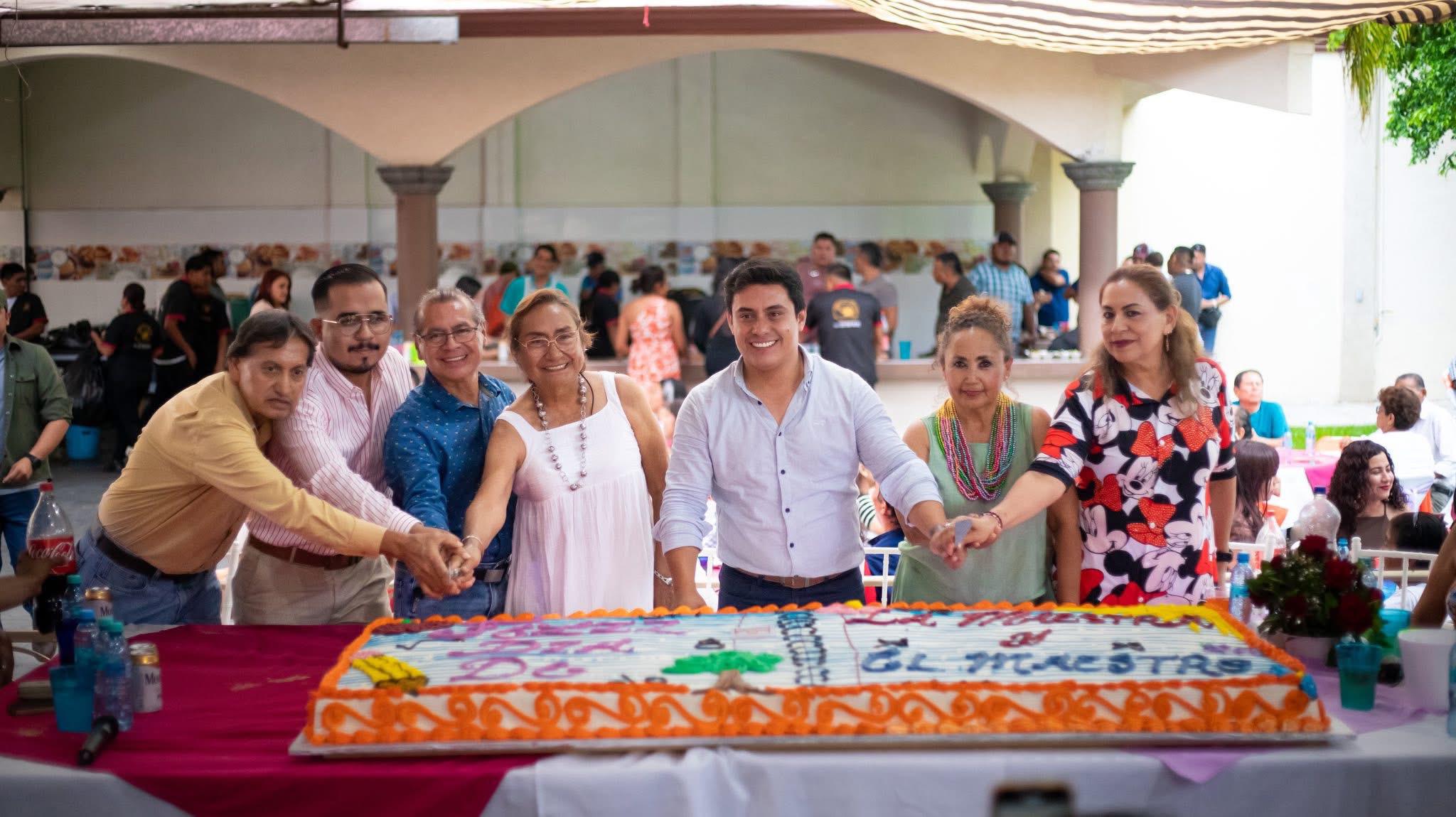 Celebra Marco Cuate a docentes de Axochiapan