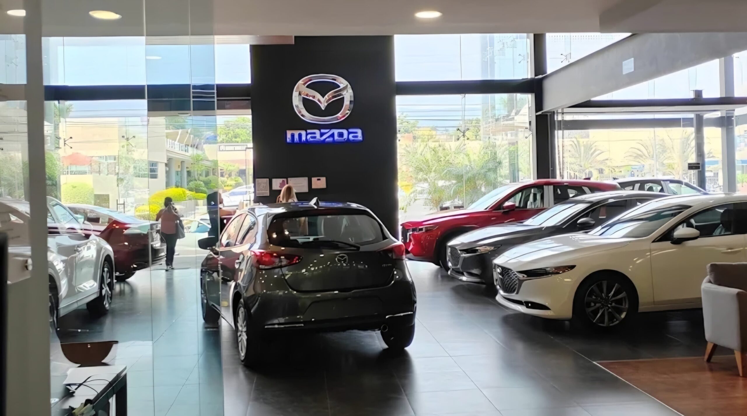 Roban 7 camionetas mazda nuevas en bodega de Cuernavaca