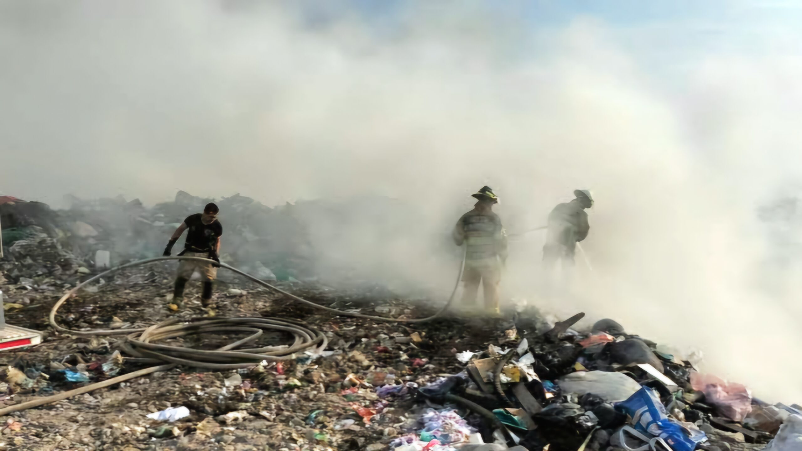 Logran sofocar incendio del relleno sanitario