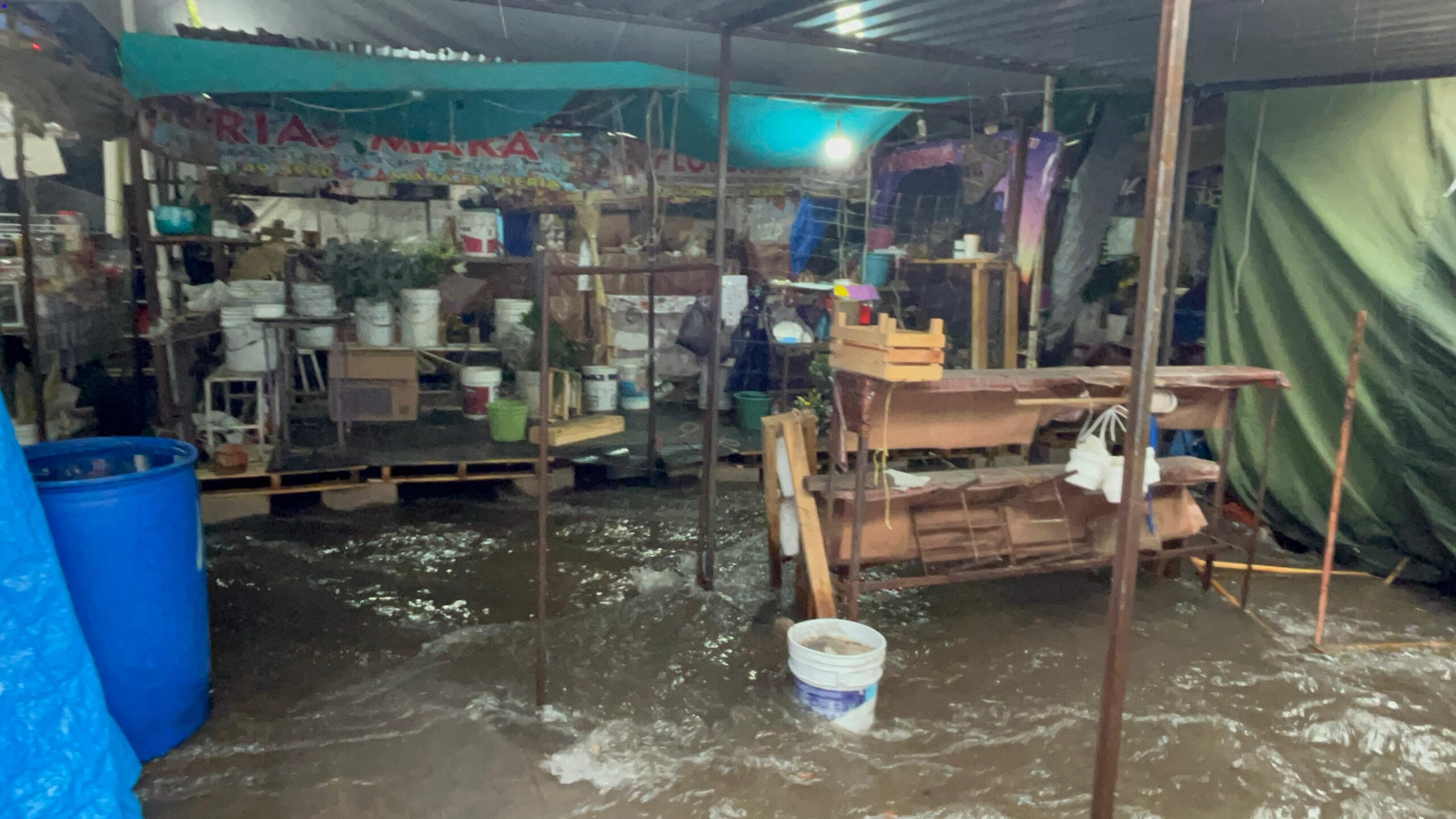 Lluvia deja inundaciones en Mercado Hermenegildo Galeana