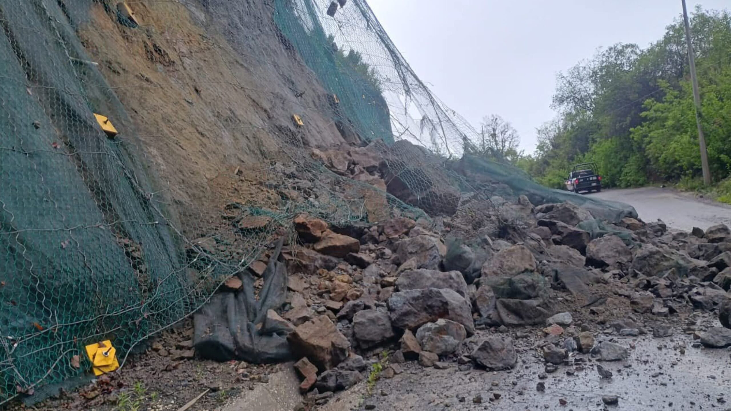 Derrumbe bloquea  carretera entre Tetela del Volcán y Hueyapan