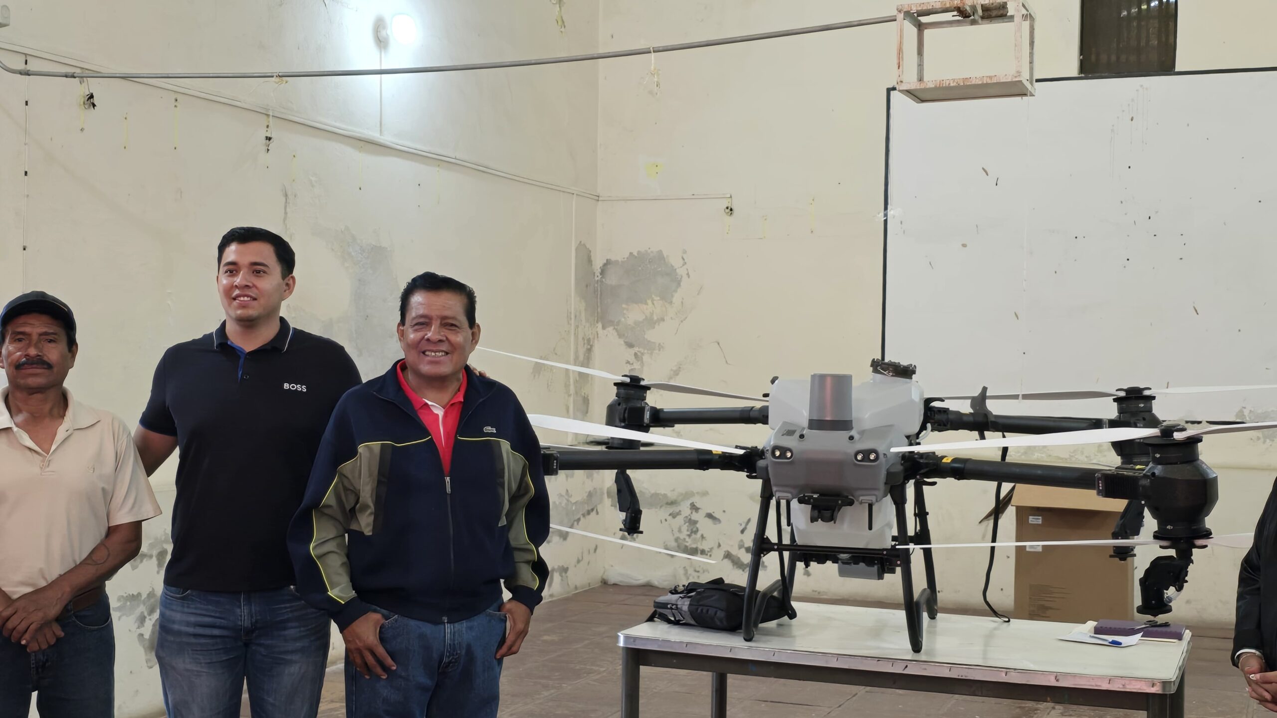 Entrega alcalde de Jonacatepec dron a ejidatarios
