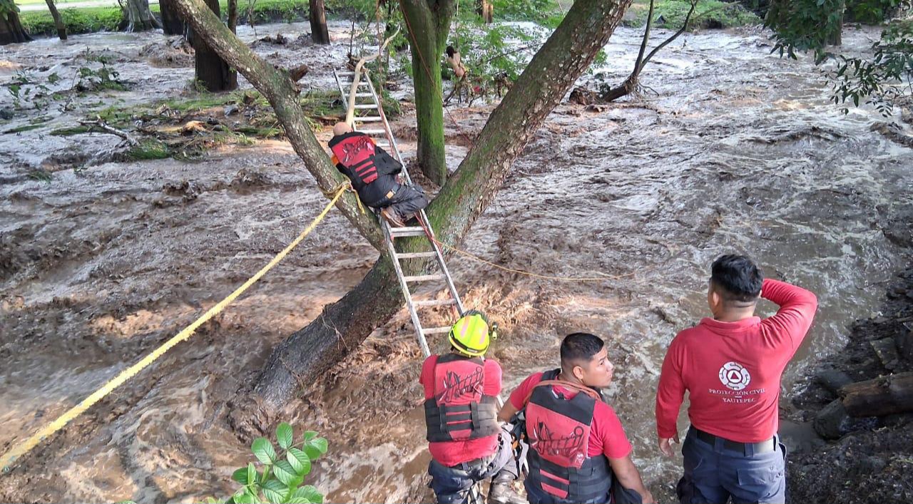 Buscan a joven que presumen fue arrastrada por corriente del Río Yautepec