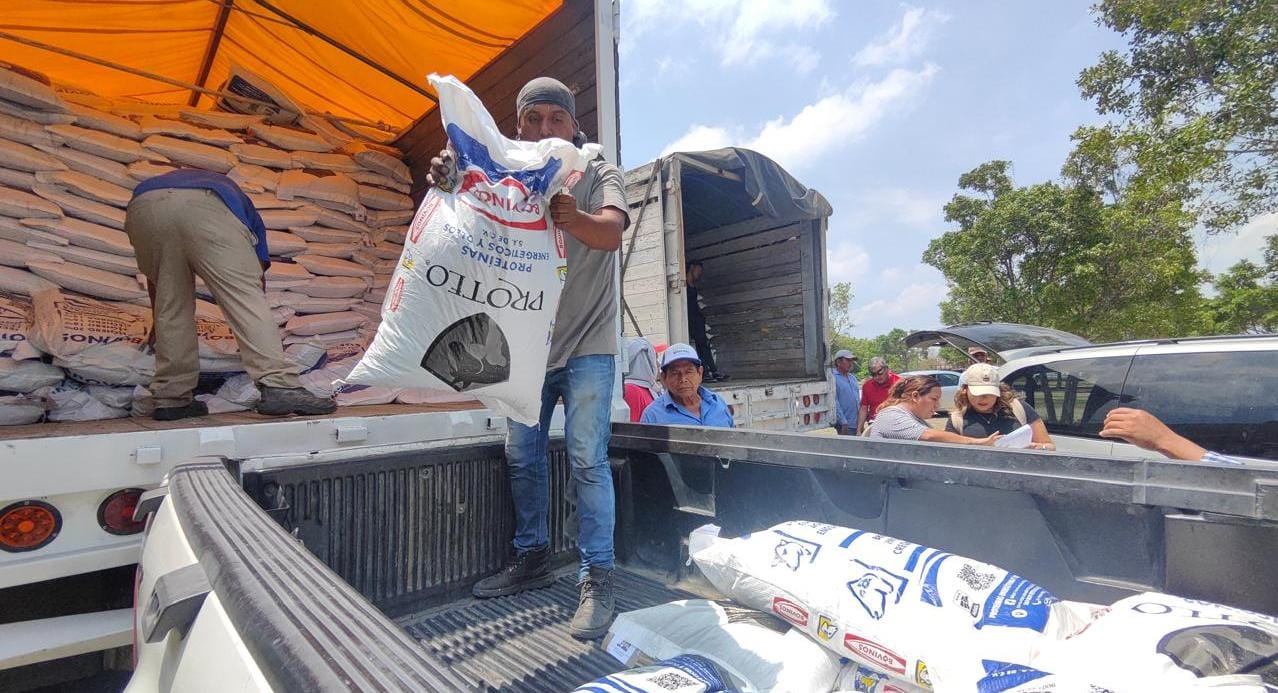 Entregan alimento pecuario a ganaderos de Cuautla a través de FAEFOM