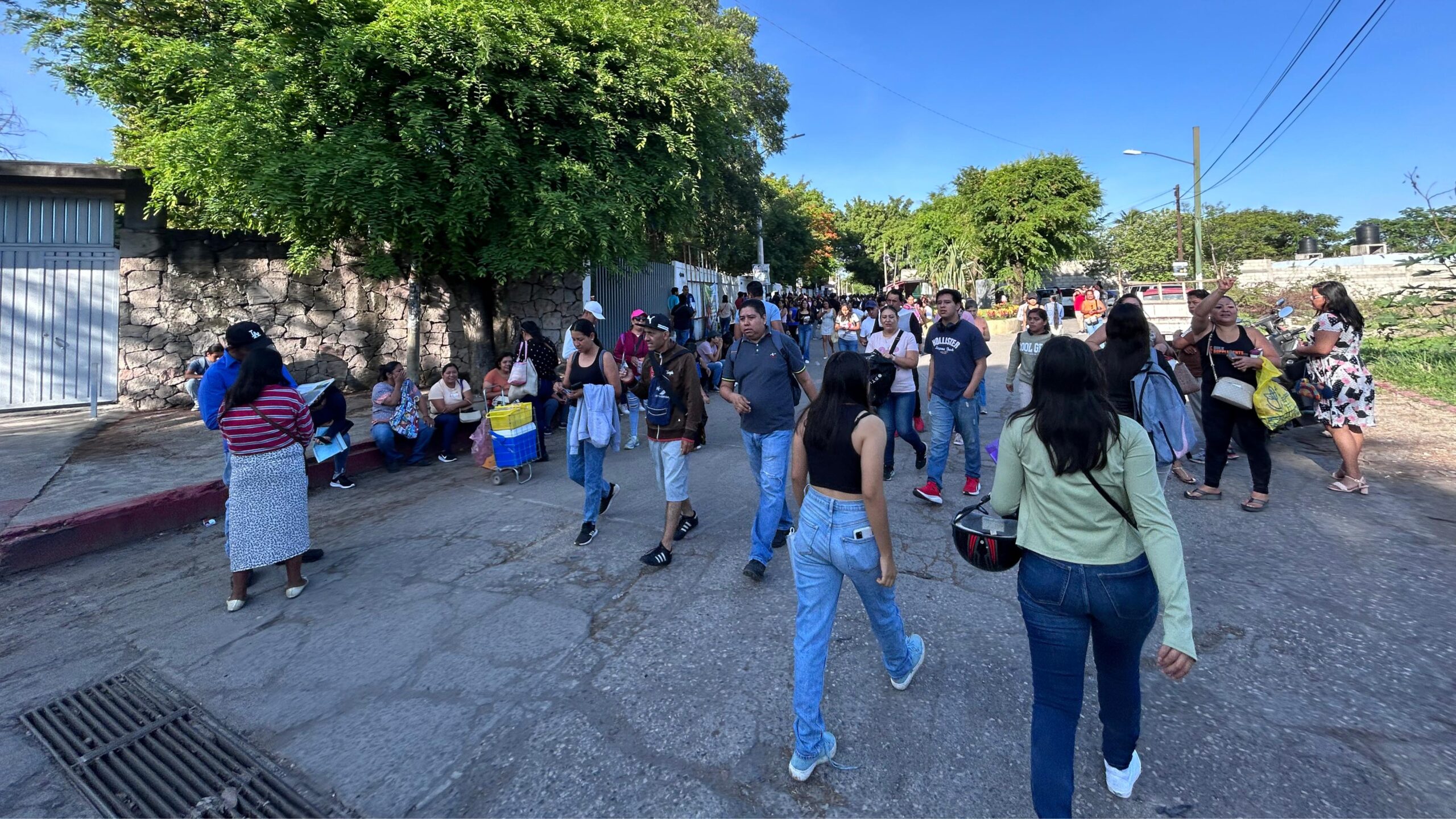 Jóvenes de la región oriente acuden a realizar exámenes de admisión en UAEM y CBTIS 76
