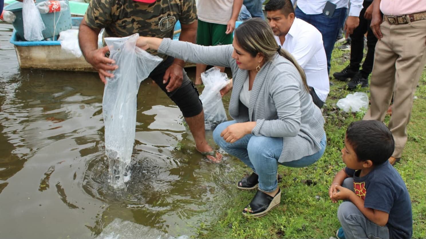 Siembran alevines en la presa de Palo Blanco
