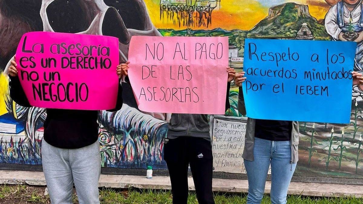 Normalistas de Amilcingo protestan por cobros indebidos de docentes