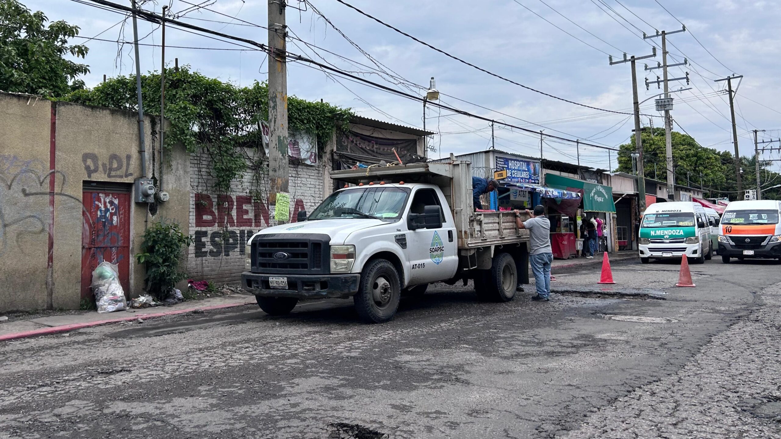 Pide Servicios Públicos paciencia a automovilistas por baches