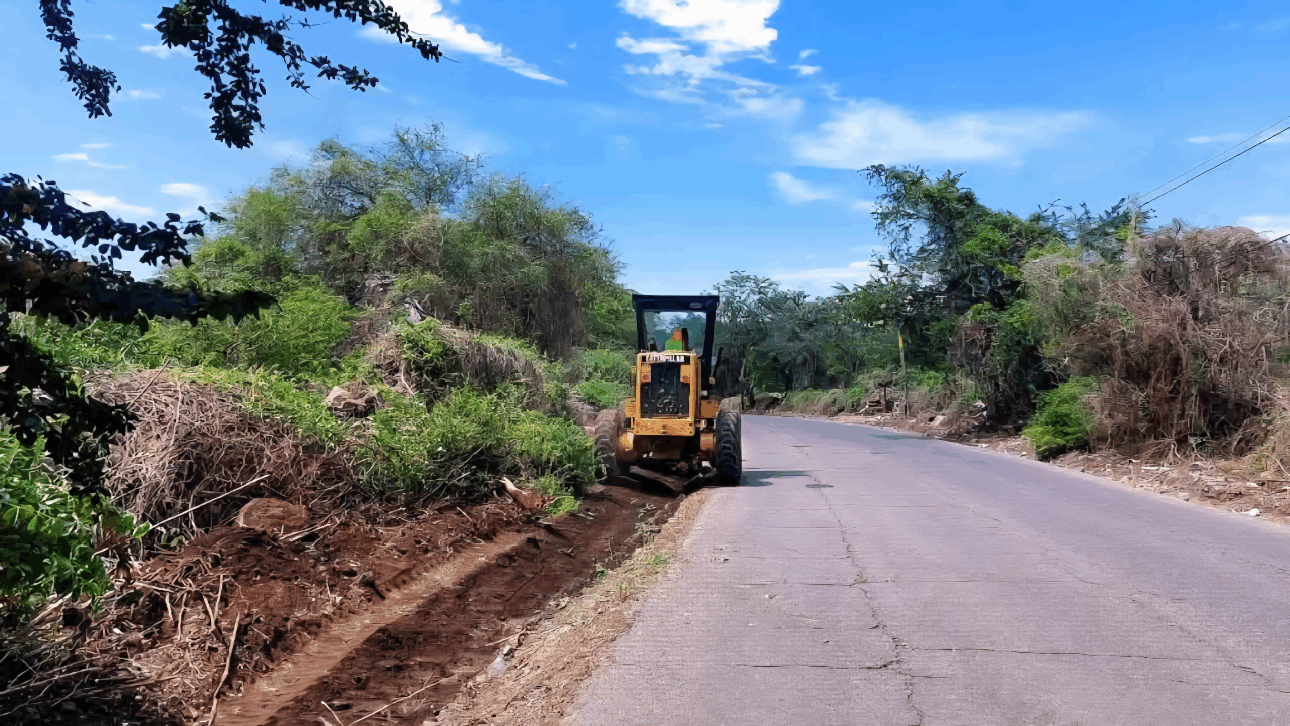 Mantiene Jonacatepec limpieza de cunetas y carretera