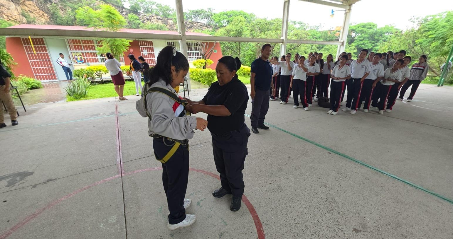 Capacitan a estudiantes de Emiliano Zapata en técnicas de rescate con taller de rapel