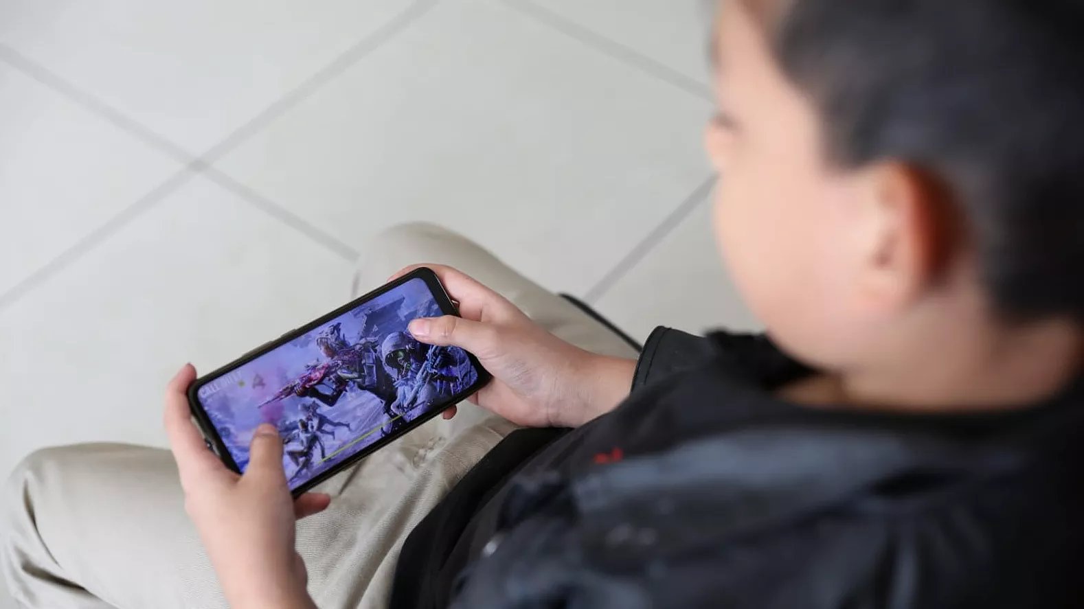 Niños pasan hasta 12 horas en el celular