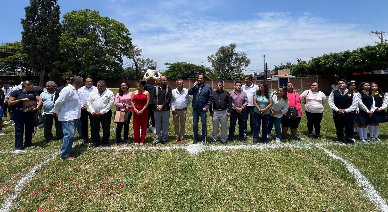 Gobierno de Cuautla renueva cancha de fútbol en la secundaria Antonio Caso