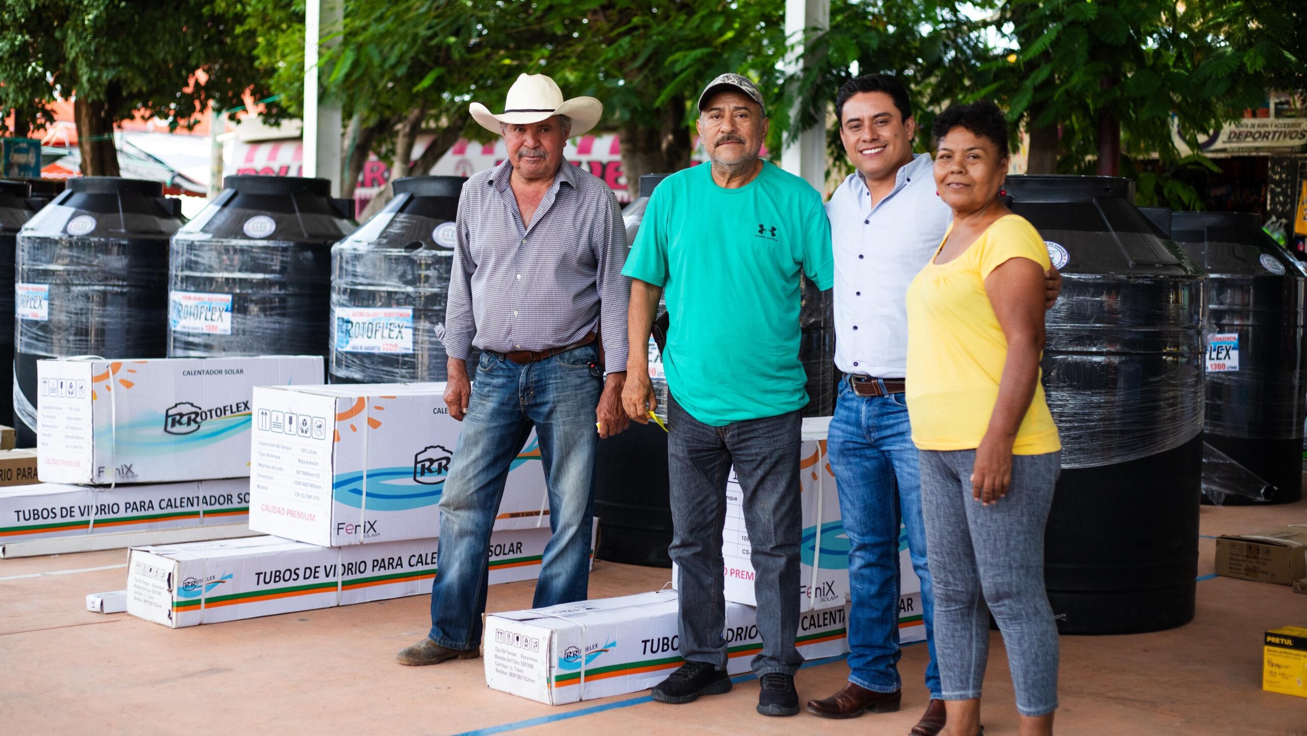 Marco Cuate entrega paquetes de programas sociales a beneficiados