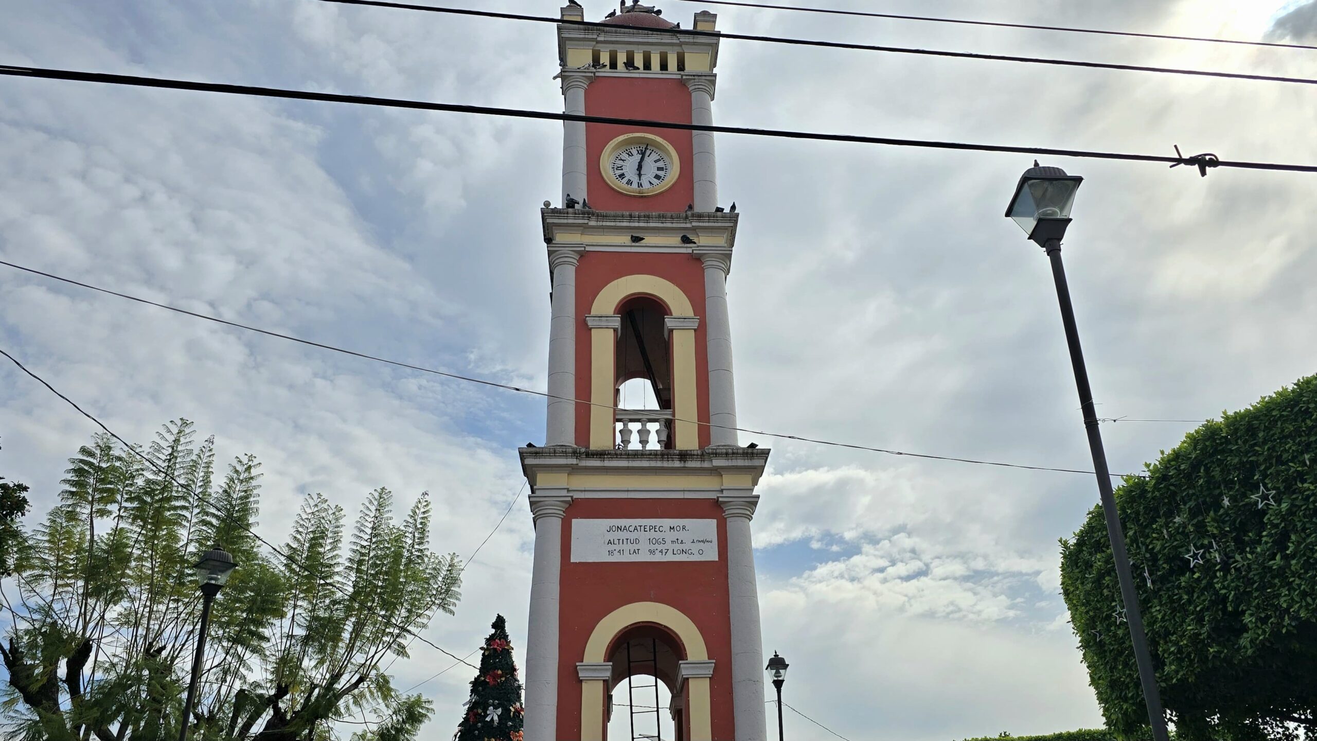 Dan mantenimiento al reloj de Jonacatepec