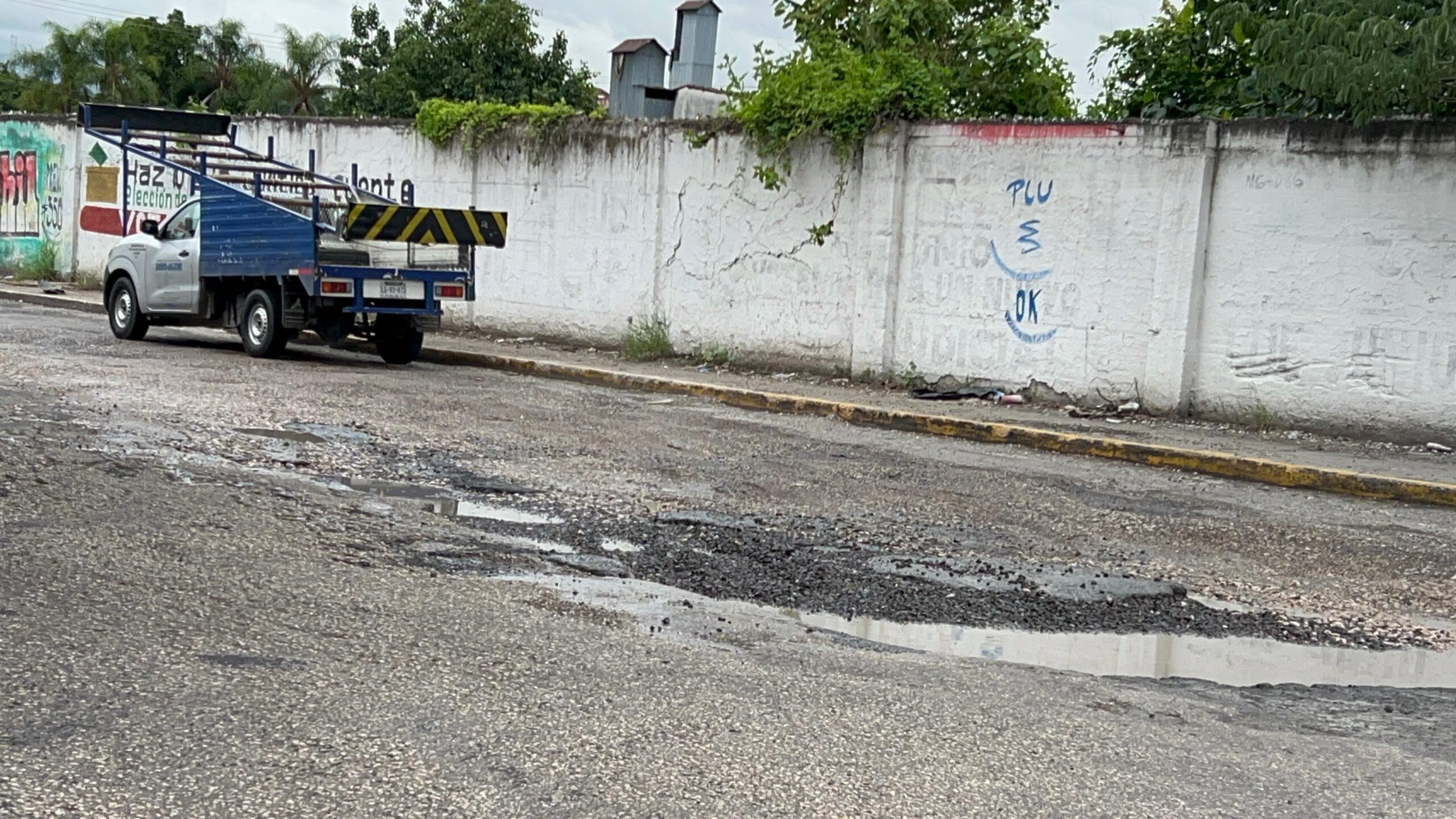 Piden automovilistas atender baches en carretera a Oaxtepec en Cocoyoc