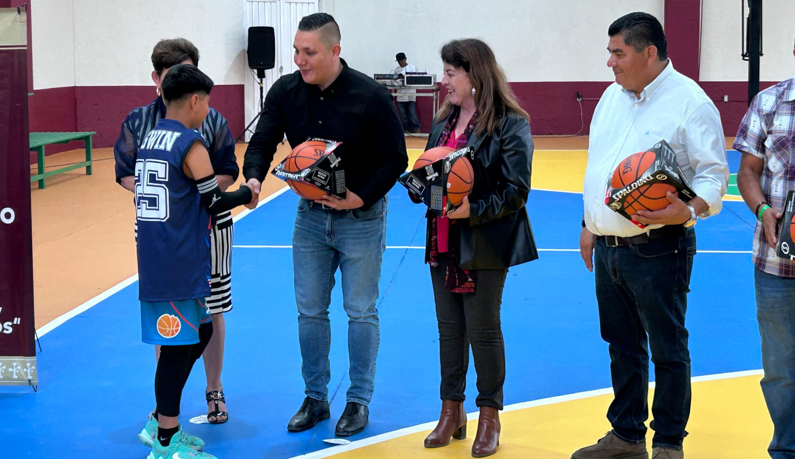 Gobernadora y Alcalde de Ocuituco inauguran rehabilitación de auditorio municipal
