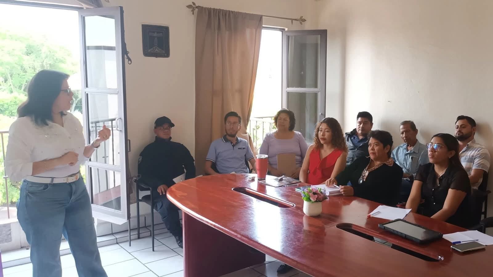 Capacitan a funcionarios públicos de Jonacatepec en tema de violencia política