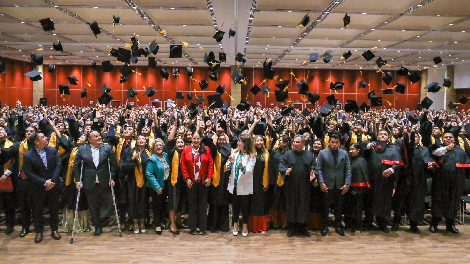 Margarita González Saravia llama a graduados de UPEMOR a servir con vocación