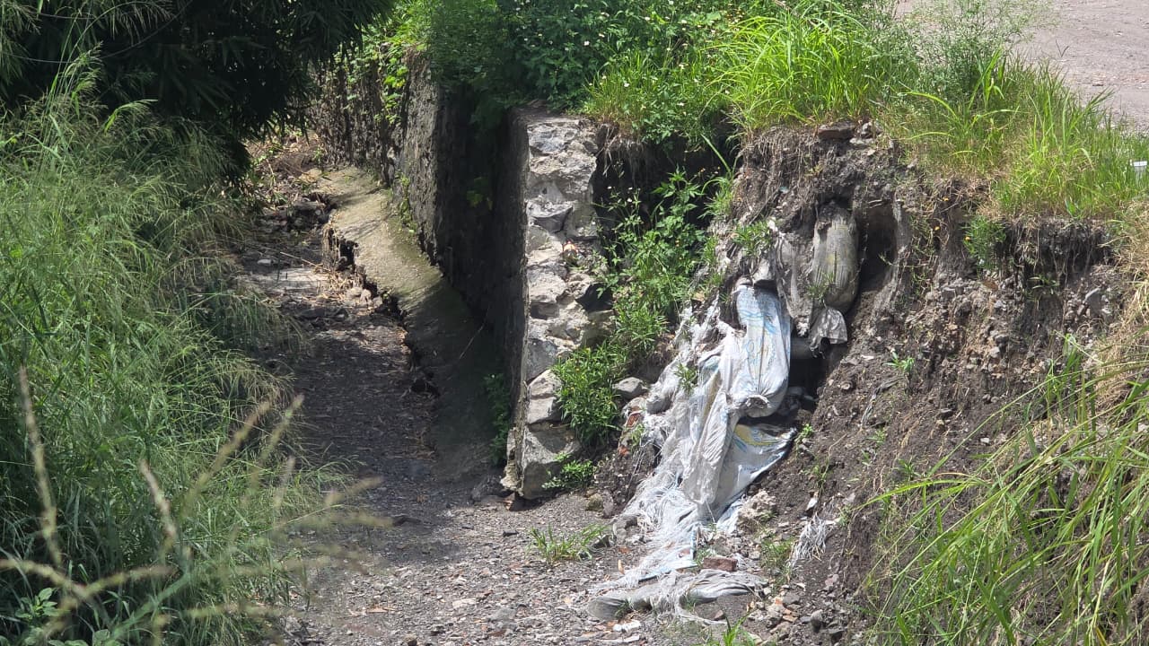 Lluvias colapsan muro de contención en la barranca Amate Amarillo
