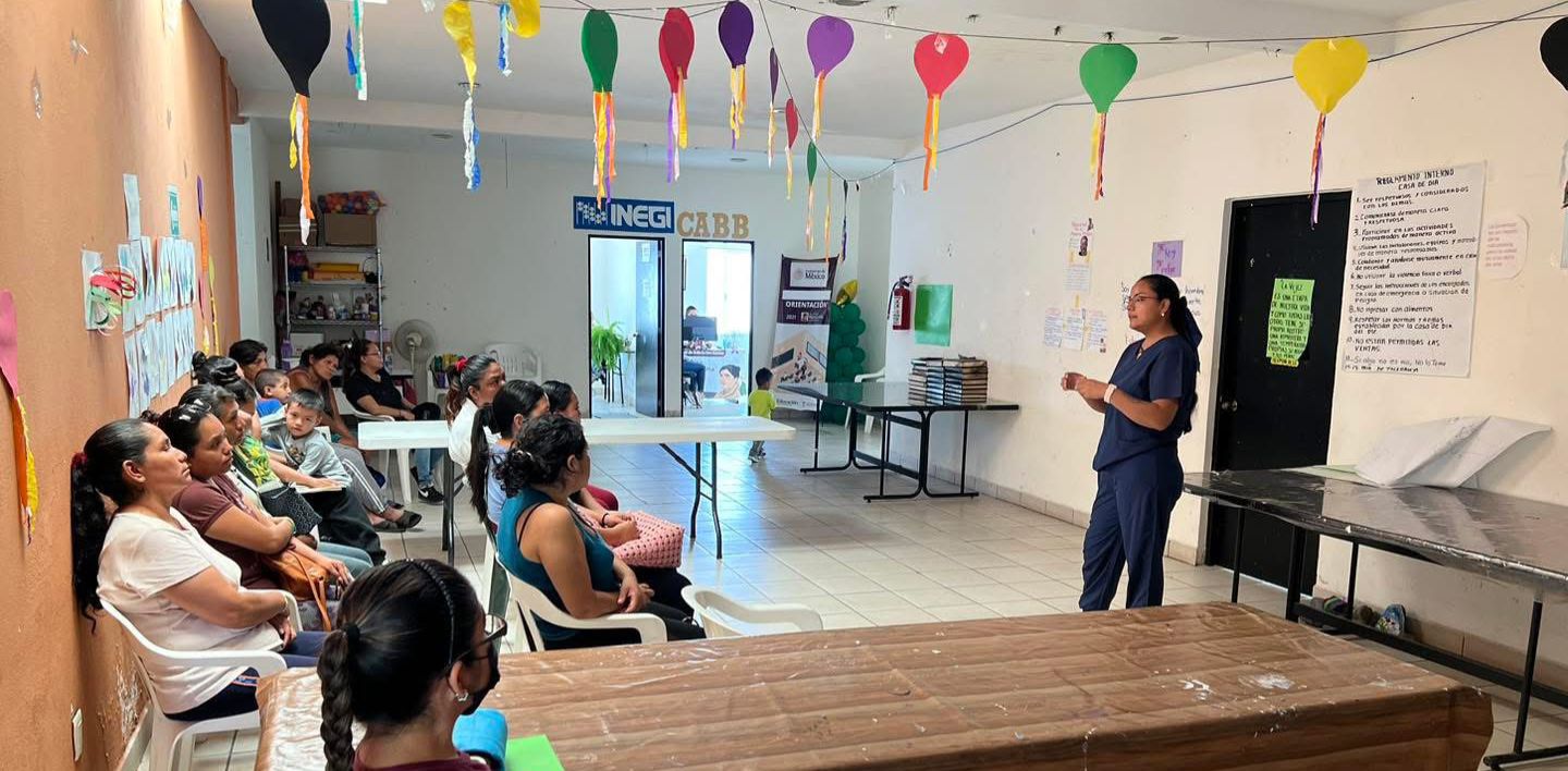 Entregan despensas a niñas y niños de Amayuca