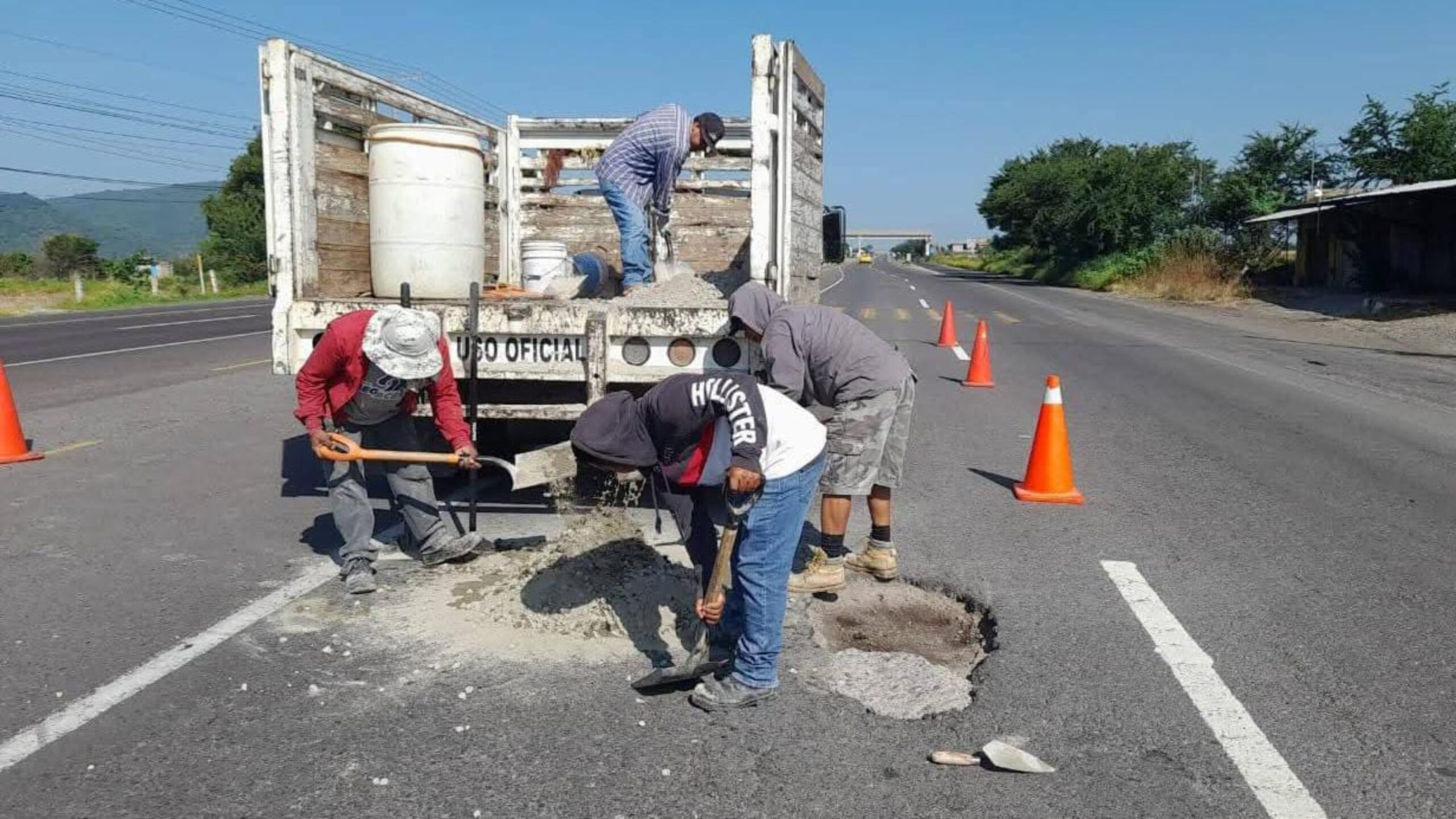 Repara Ayuntamiento de Jantetelco baches sobre la carretera México-Oaxaca