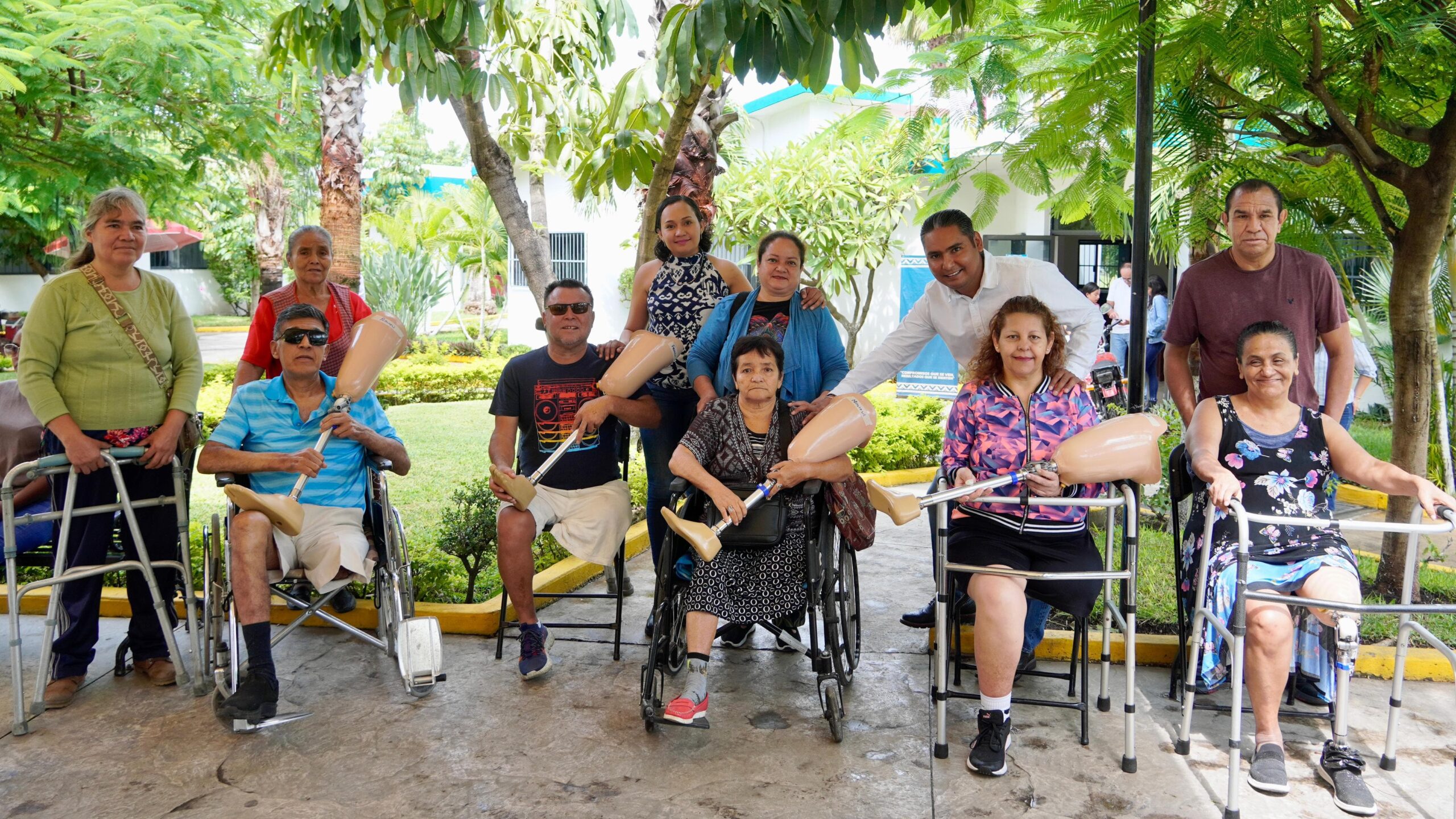 Entrega DIF Emiliano Zapata siete prótesis de pierna a bajo costo