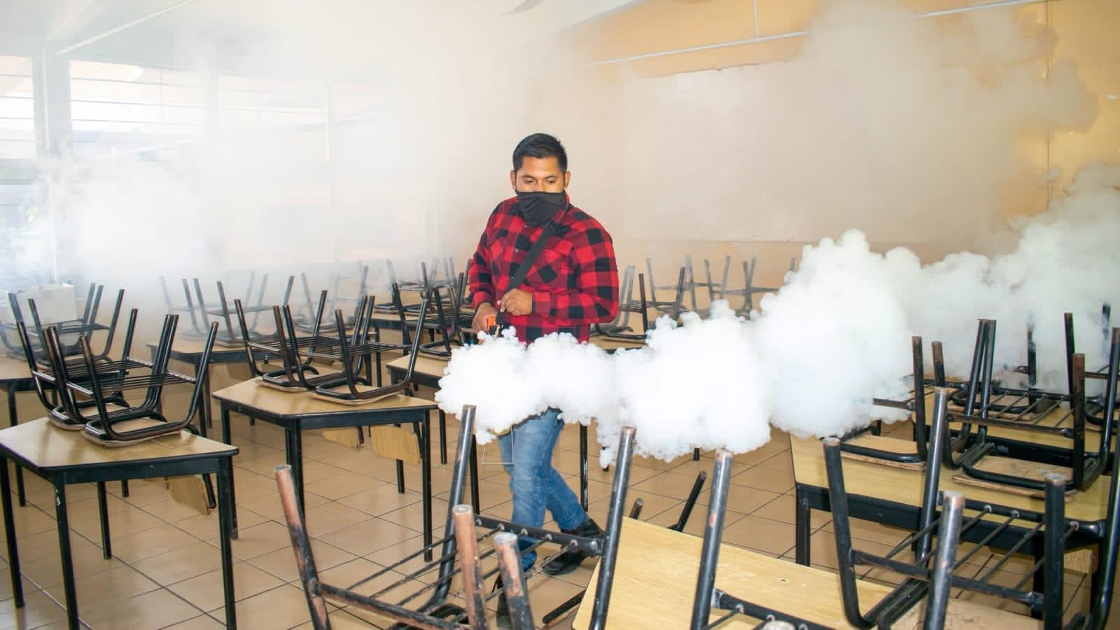 Fumigan escuelas de Axochiapan