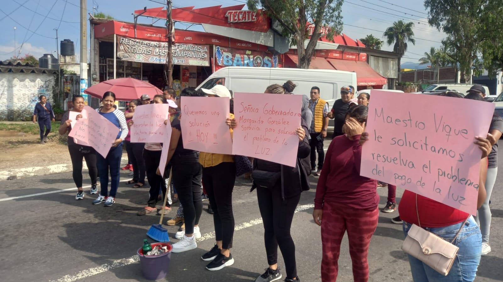 Se manifiestan padres de la primaria Luis Donaldo Colosio por falta de energía eléctrica