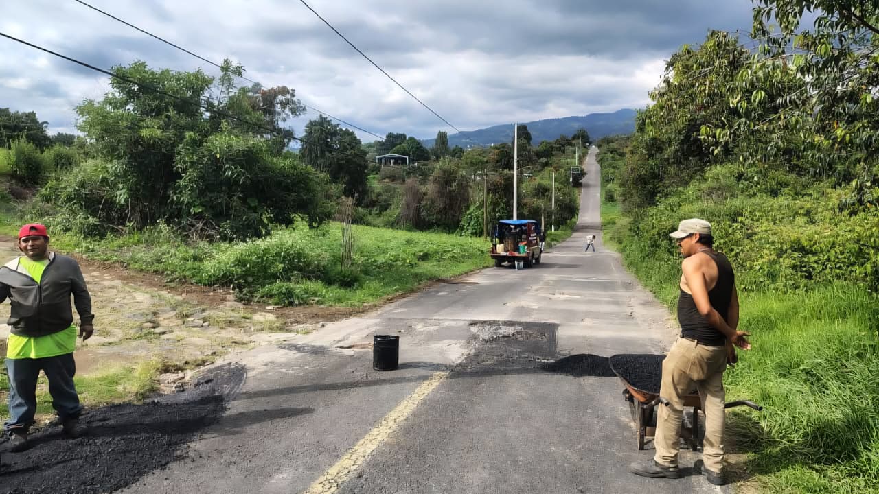 Reparan carreteras en Ocuituco