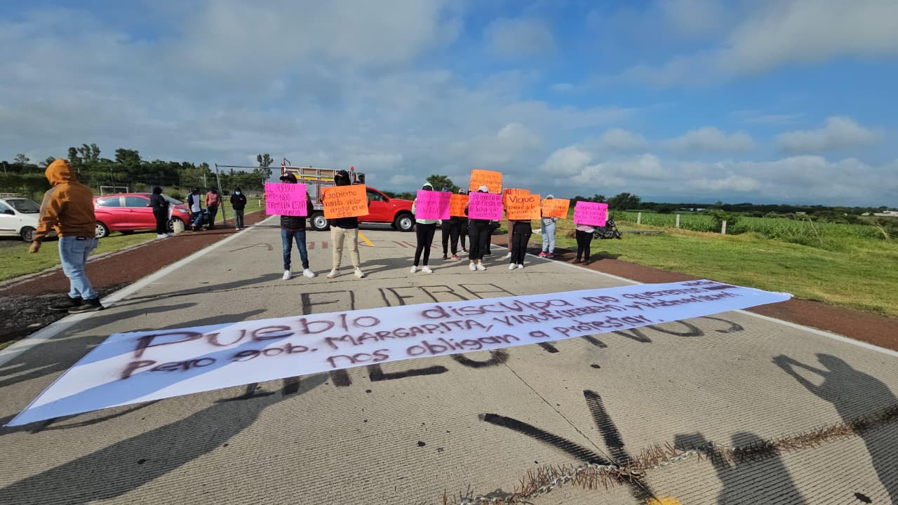 Cierran autopista Siglo XXI habitantes de Amilcingo