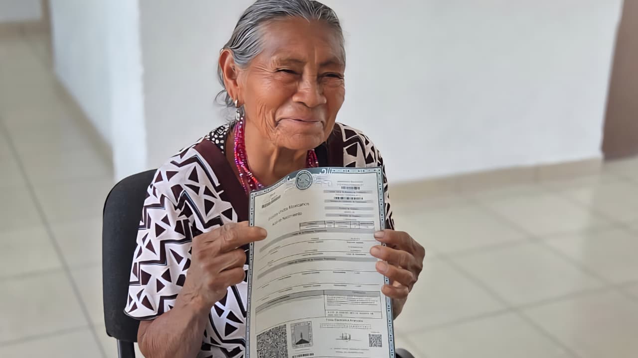 A sus 72 años recibe su primera acta de nacimiento