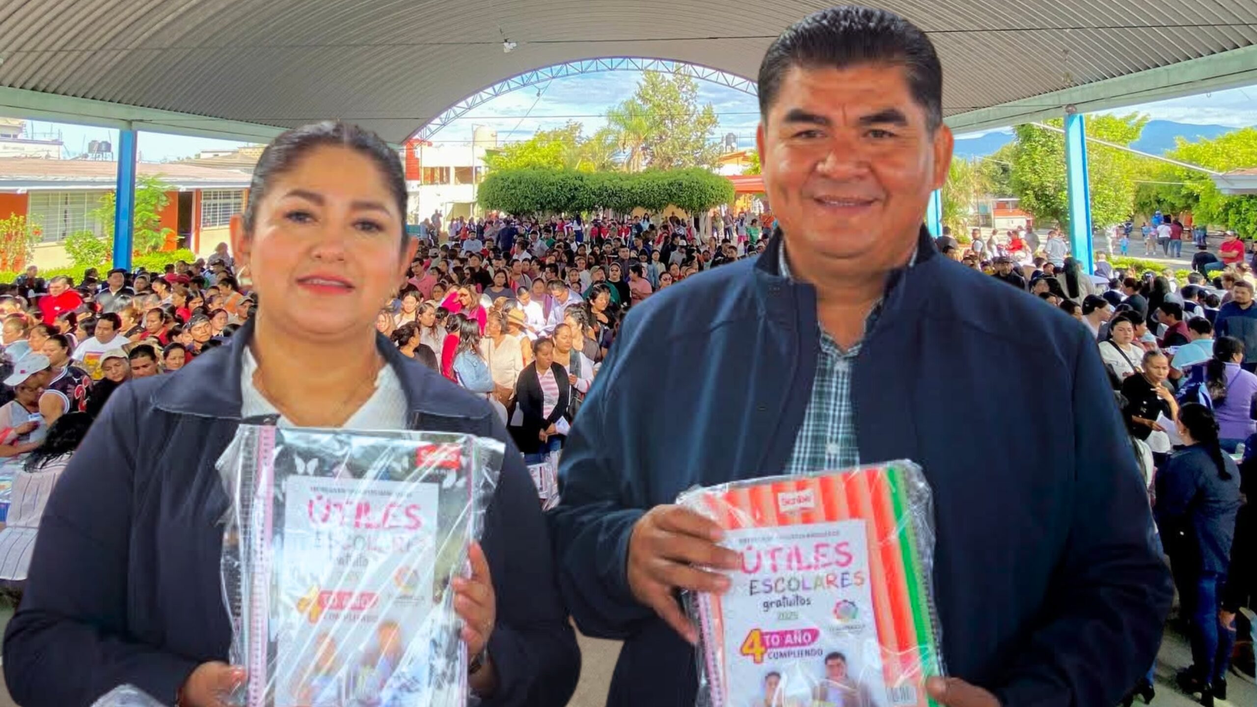 Presidente de Yecapixtla encabeza por cuarto año entrega de útiles escolares