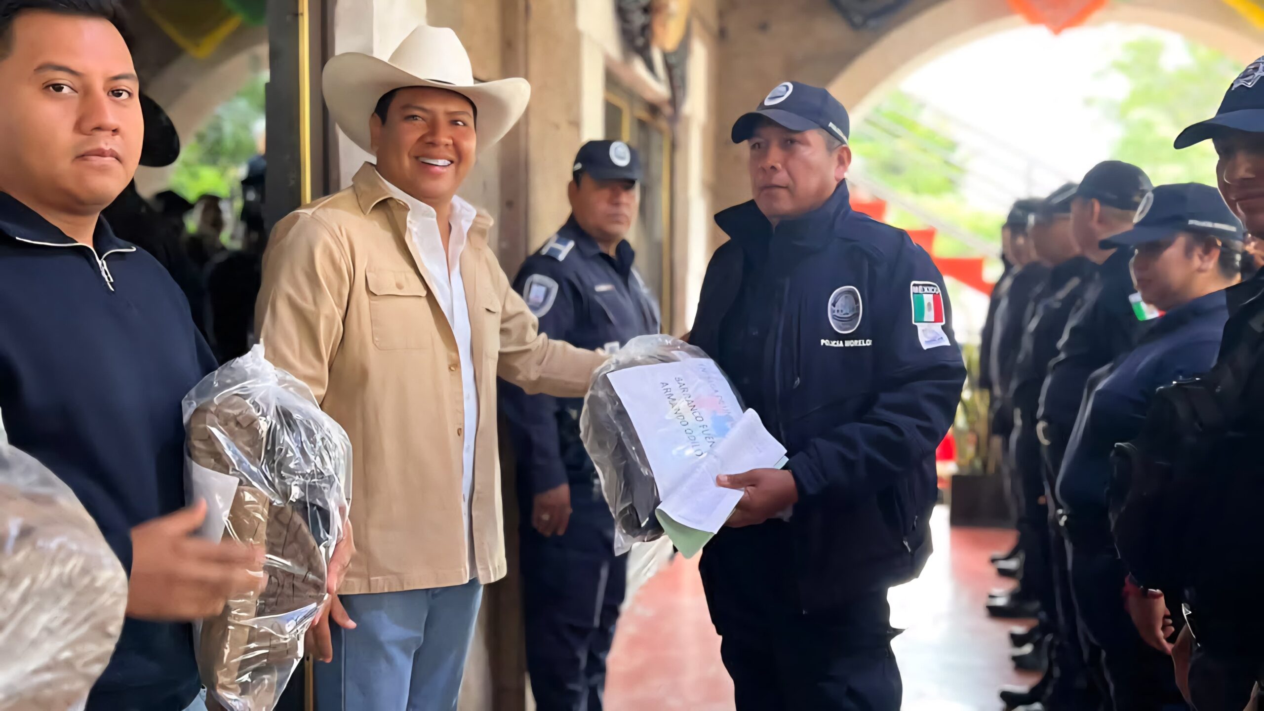 Entregan uniformes a policías, bomberos y paramédicos de Jantetelco