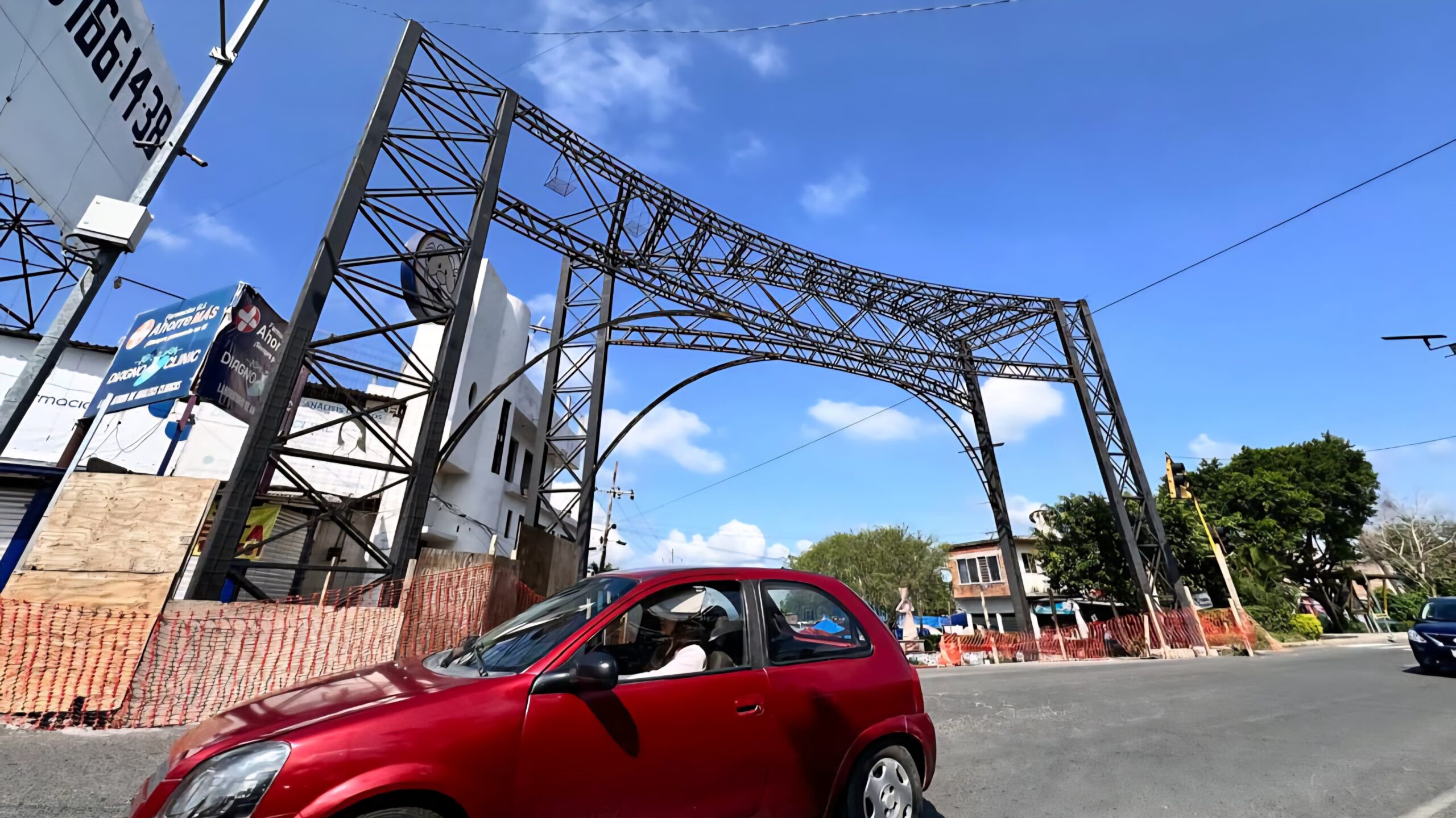 Avanza construcción del arco de bienvenida de Casasano