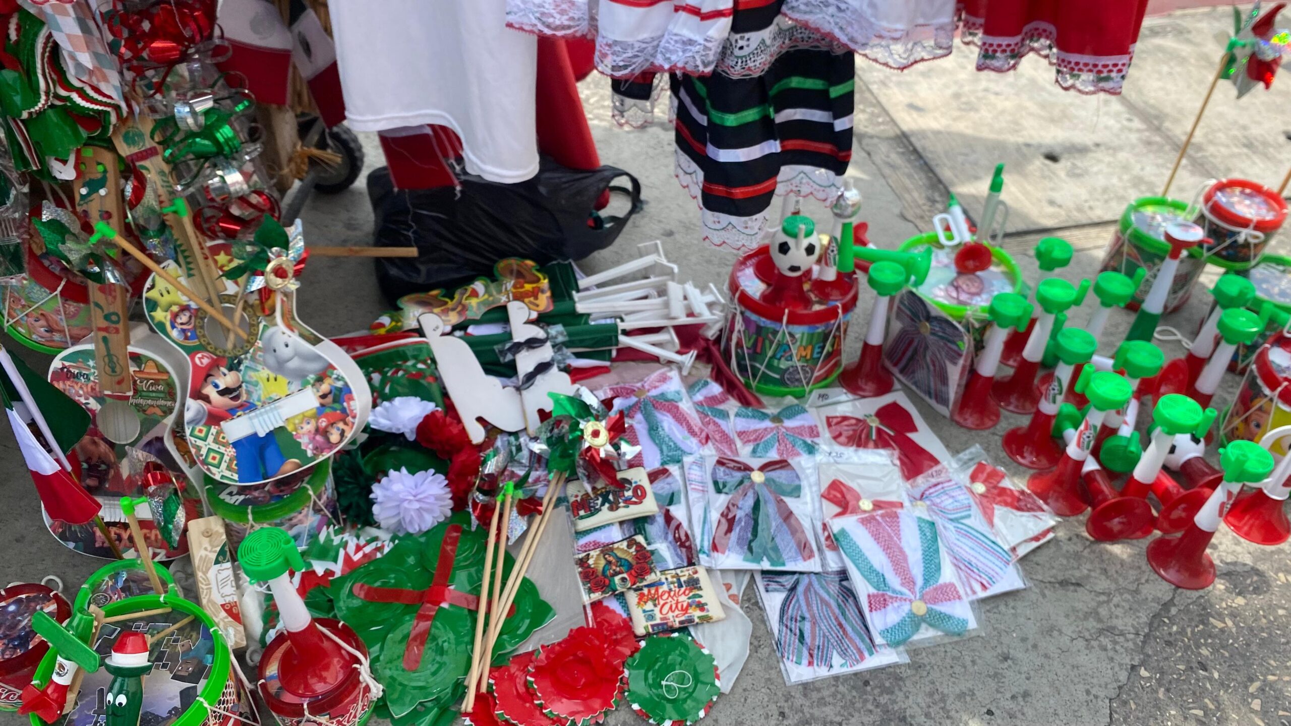 Reportan bajas ventas de artículos patrios en Cuautla