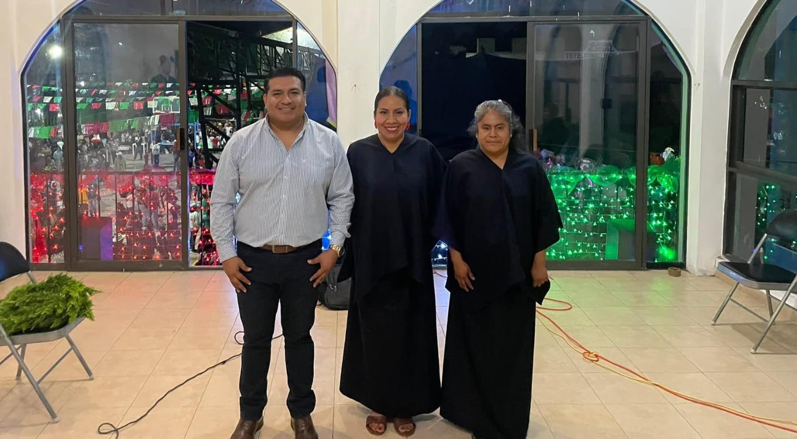 Liliana Chimal da el Grito de Independencia en Tetelcingo